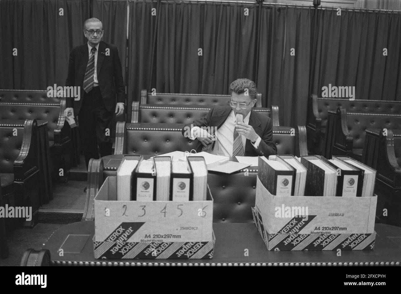 Enquête parlementaire RSV; président Van Dijk Eats sandwich, 10 juillet 1984, enquêtes, présidents, Pays-Bas, Agence de presse du XXe siècle photo, nouvelles à retenir, documentaire, photographie historique 1945-1990, histoires visuelles, L'histoire humaine du XXe siècle, immortaliser des moments dans le temps Banque D'Images