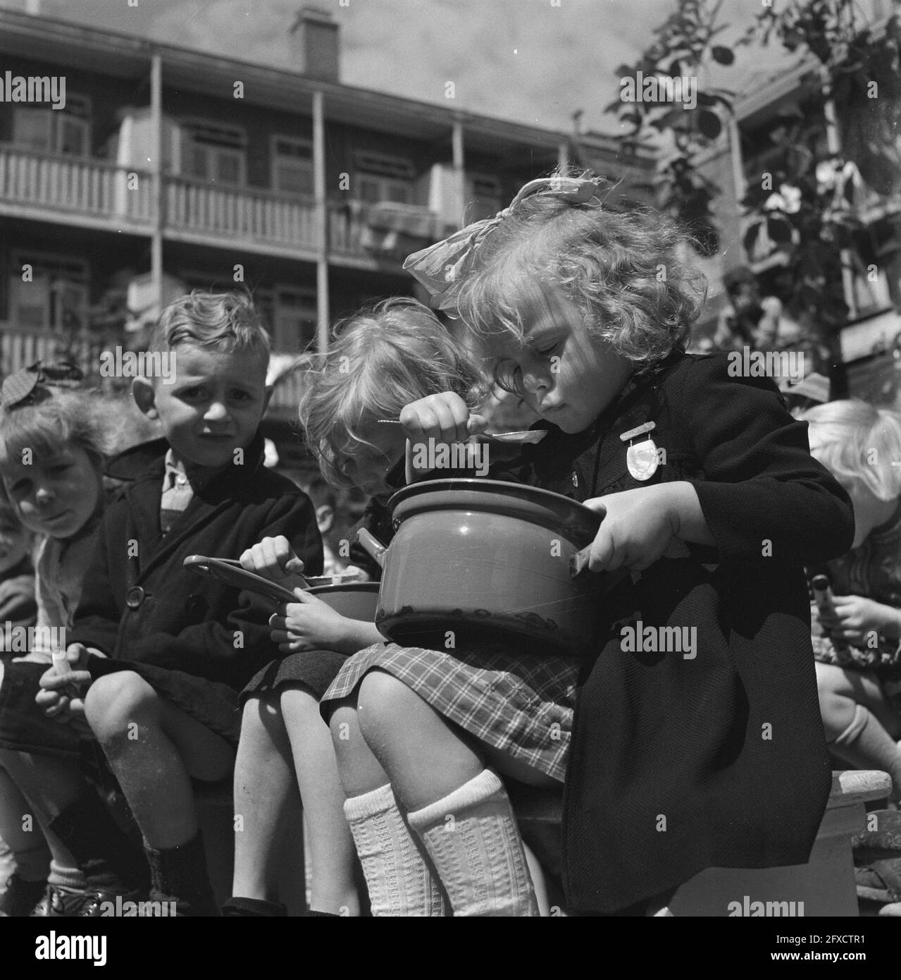 Nutrition des enfants à Amsterdam. École préparatoire, 14 février 1946, ÉCOLE, PRÉPARATION, Pays-Bas, Agence de presse du XXe siècle photo, nouvelles à retenir, documentaire, photographie historique 1945-1990, histoires visuelles, L'histoire humaine du XXe siècle, immortaliser des moments dans le temps Banque D'Images