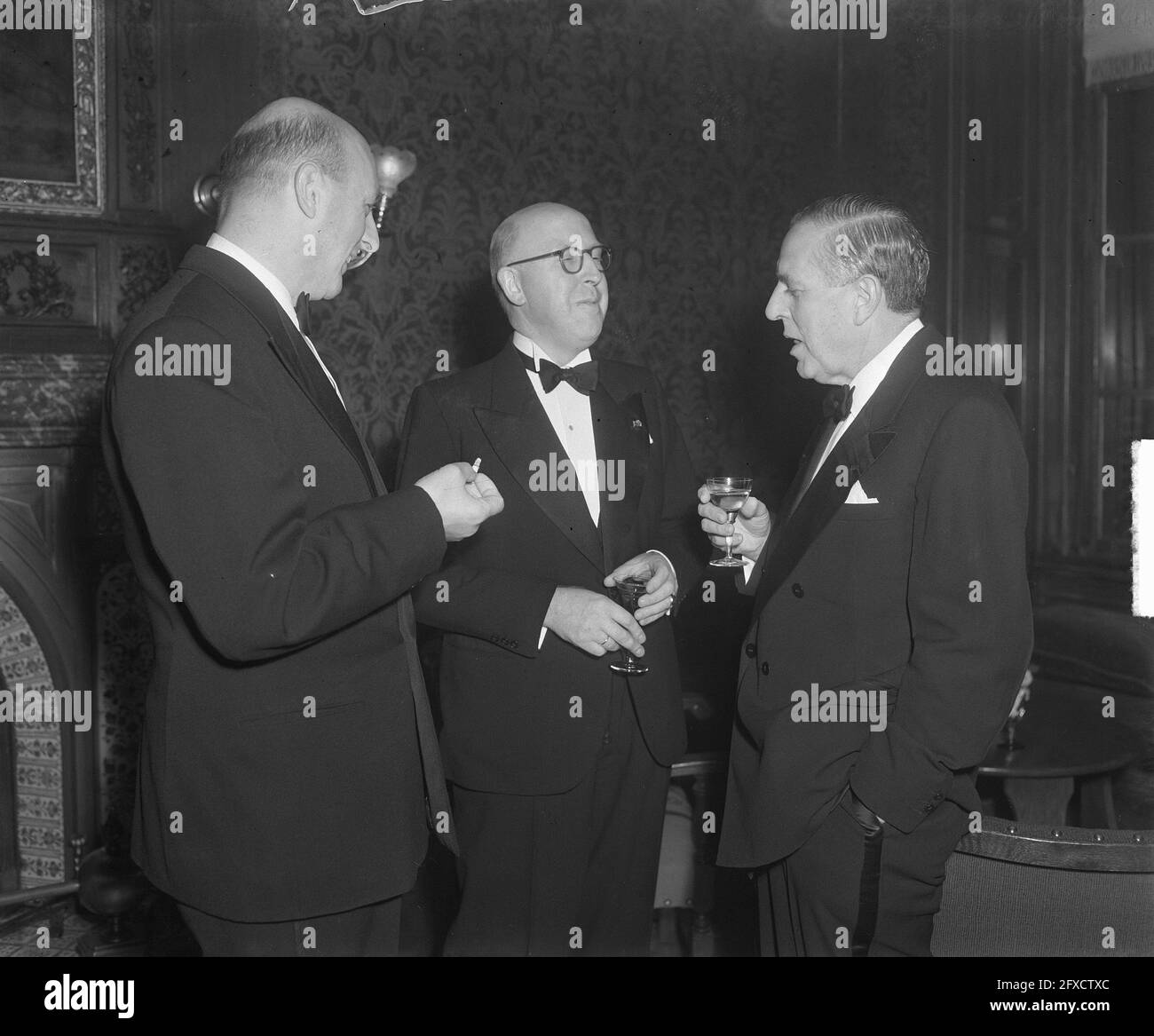 Paul Hoffman, administrateur du Plan Marshall un jour dans notre pays. Un dîner du gouvernement a été offert par le Premier ministre, M. W. Drees, à la Haye, en son honneur. Flnr.&#160;?, M. Hoffman, ministre Lieftinck, 16 octobre 1950, Repas, ministres, reconstruction, pays-Bas, Agence de presse du XXe siècle photo, nouvelles à retenir, documentaire, photographie historique 1945-1990, histoires visuelles, L'histoire humaine du XXe siècle, immortaliser des moments dans le temps Banque D'Images