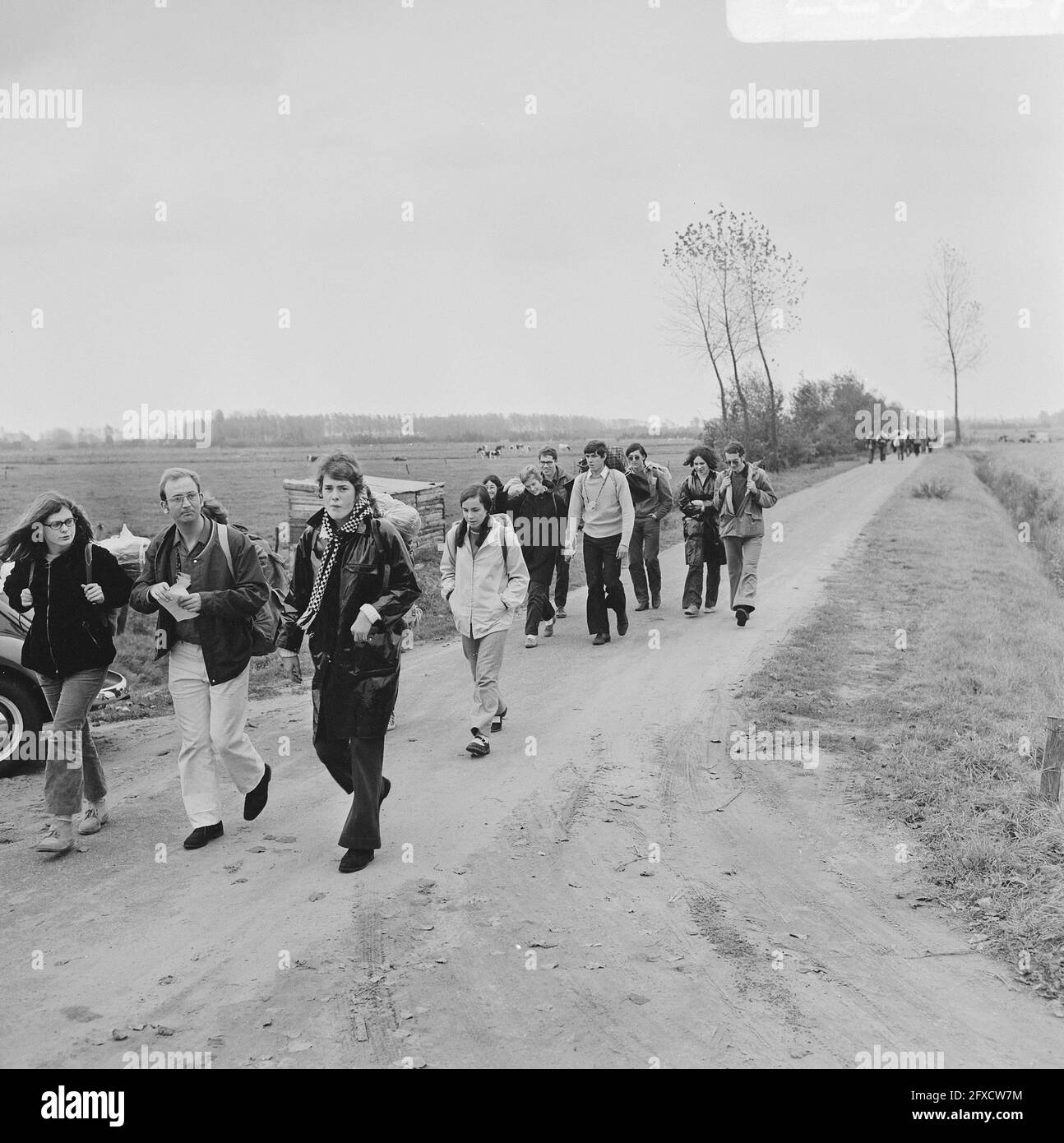 La visite à pied de Pax Christie s'est terminée par un rassemblement à la cathédrale Saint-Jean Den Bosch . Jeunes sur la route pendant Pax Christie marche, 25 octobre 1969, meetings, pays-Bas, agence de presse du xxe siècle photo, nouvelles à retenir, documentaire, photographie historique 1945-1990, histoires visuelles, L'histoire humaine du XXe siècle, immortaliser des moments dans le temps Banque D'Images