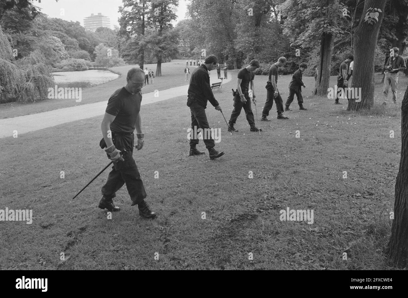 Peleton MEers recherche de traces dans Sarphatipark en relation avec des chiens empoisonnés, 12 juillet 1988, empoisonnements, pays-Bas, Agence de presse du XXe siècle photo, nouvelles à retenir, documentaire, photographie historique 1945-1990, histoires visuelles, L'histoire humaine du XXe siècle, immortaliser des moments dans le temps Banque D'Images