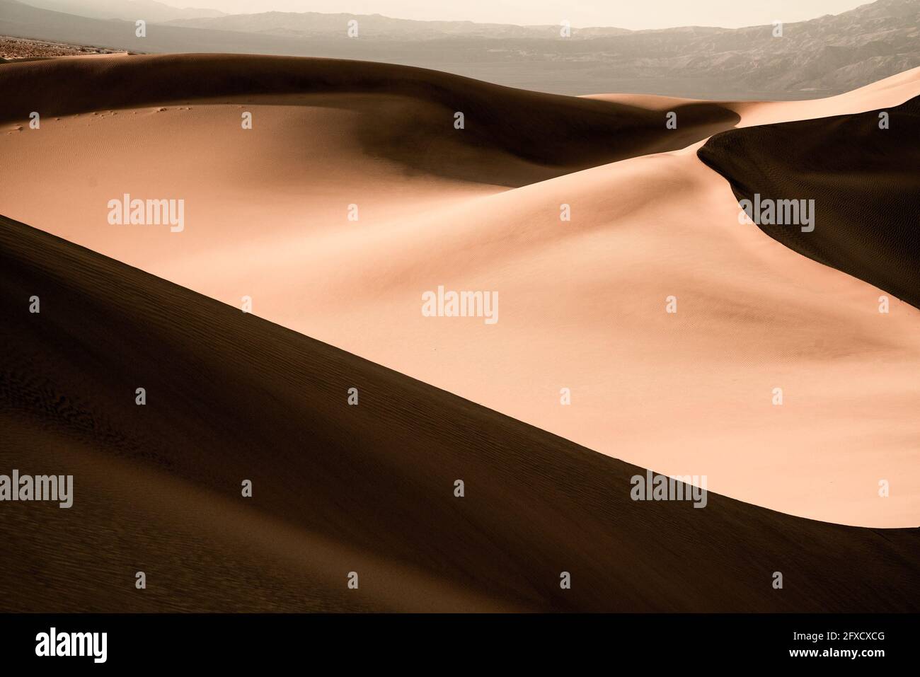 Motifs et vagues de dunes de sable avec des ondulations vues depuis le parc national de la Vallée de la mort, Californie Banque D'Images