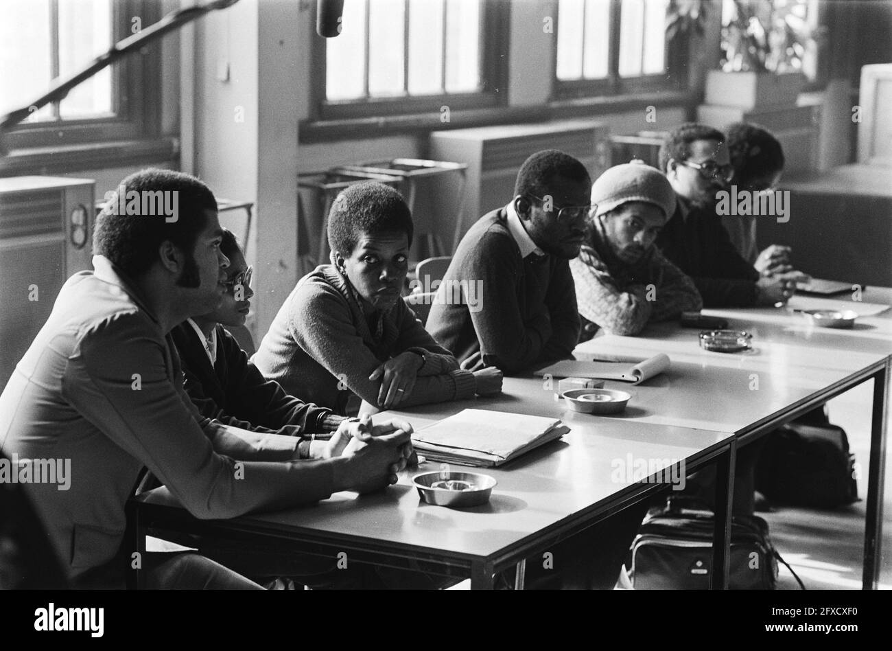 Conférence de presse de personnes qui parleront à la Conférence des Caraïbes à Tropenmuseum (27 et 28 février). Image de la conférence de presse, 26 février 1982, conférences de presse, pays-Bas, agence de presse du xxe siècle photo, nouvelles à retenir, documentaire, photographie historique 1945-1990, histoires visuelles, L'histoire humaine du XXe siècle, immortaliser des moments dans le temps Banque D'Images