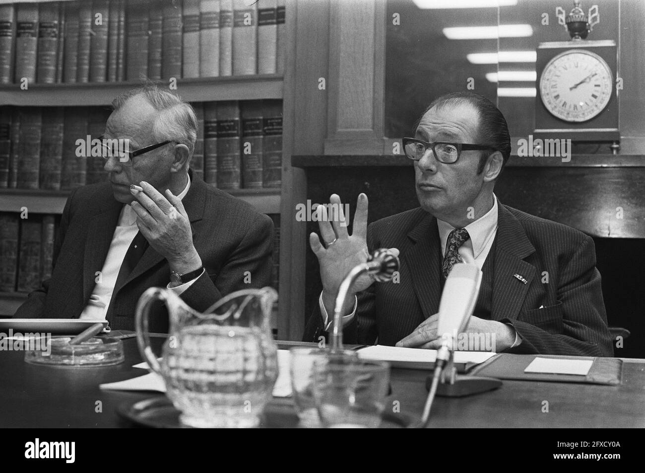 Conférence de presse dans l'informateur Ruppert et le formateur m.. J. A. W. Burger (l) dans la construction de la Chambre basse, 1er février 1973, conférences de presse, pays-Bas, agence de presse du xxe siècle photo, nouvelles à retenir, documentaire, photographie historique 1945-1990, histoires visuelles, L'histoire humaine du XXe siècle, immortaliser des moments dans le temps Banque D'Images