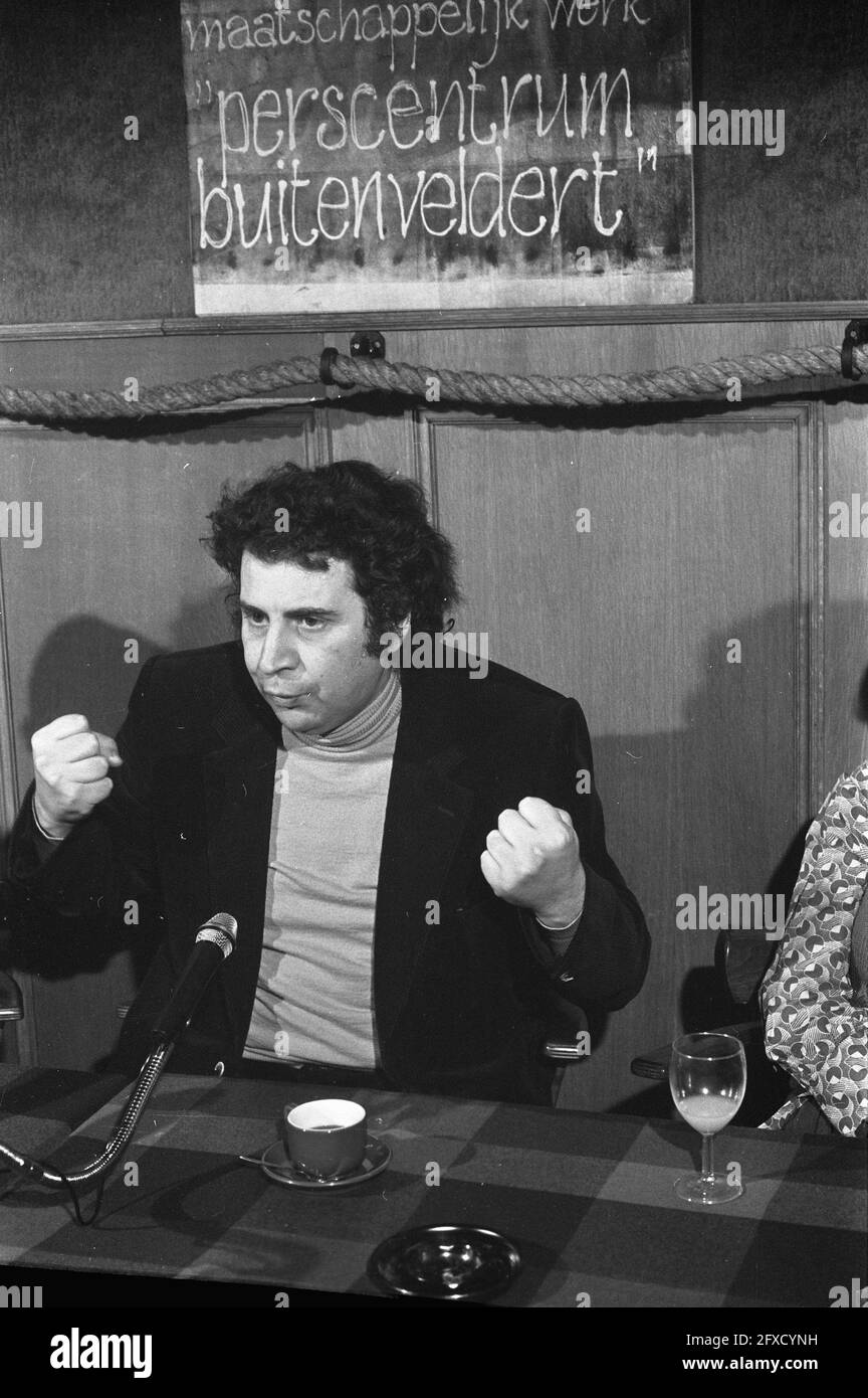 Conférence de presse Mikis Theodorakis et Liesbeth liste dans le centre de presse Buitenveldert à Amsterdam, Theodorakis avec des pétristes trempés, 26 janvier 1972, conférences de presse, pays-Bas, agence de presse du xxe siècle photo, nouvelles à retenir, documentaire, photographie historique 1945-1990, histoires visuelles, L'histoire humaine du XXe siècle, immortaliser des moments dans le temps Banque D'Images