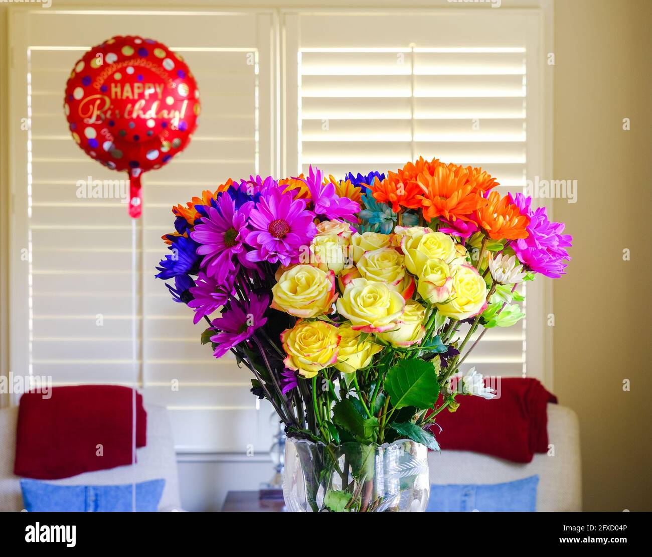 Bouquet coloré avec ballon d'anniversaire dans un solarium Banque D'Images