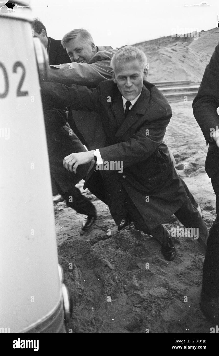 Excursion presse Bijlmermeer. Le bus s'est coincé dans la boue, l'alderman Elsenburg prête une main, IR gauche. Baus, 31 octobre 1967, bus, excursions, Aldermen, pays-Bas, agence de presse du XXe siècle photo, news to remember, documentaire, photographie historique 1945-1990, histoires visuelles, L'histoire humaine du XXe siècle, immortaliser des moments dans le temps Banque D'Images