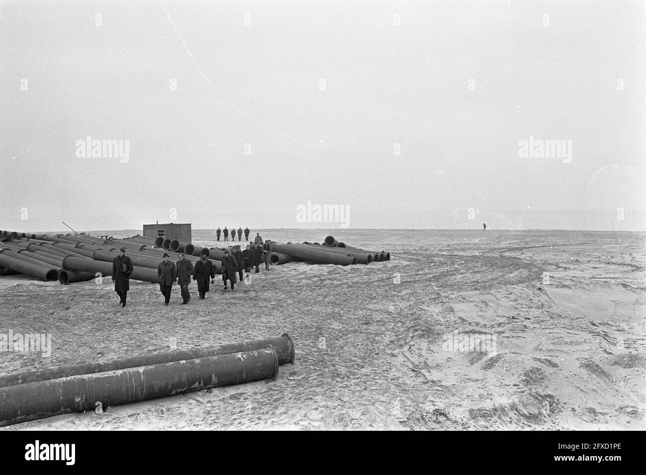 Excursion à la presse Southern Flevoland, un groupe de journalistes marchant sur le nouveau terrain (partie nord-est), numéro 36 terrain récupéré, 13 février 1968, JOURNALISTES, excursions, Pays-Bas, Agence de presse du XXe siècle photo, nouvelles à retenir, documentaire, photographie historique 1945-1990, histoires visuelles, L'histoire humaine du XXe siècle, immortaliser des moments dans le temps Banque D'Images