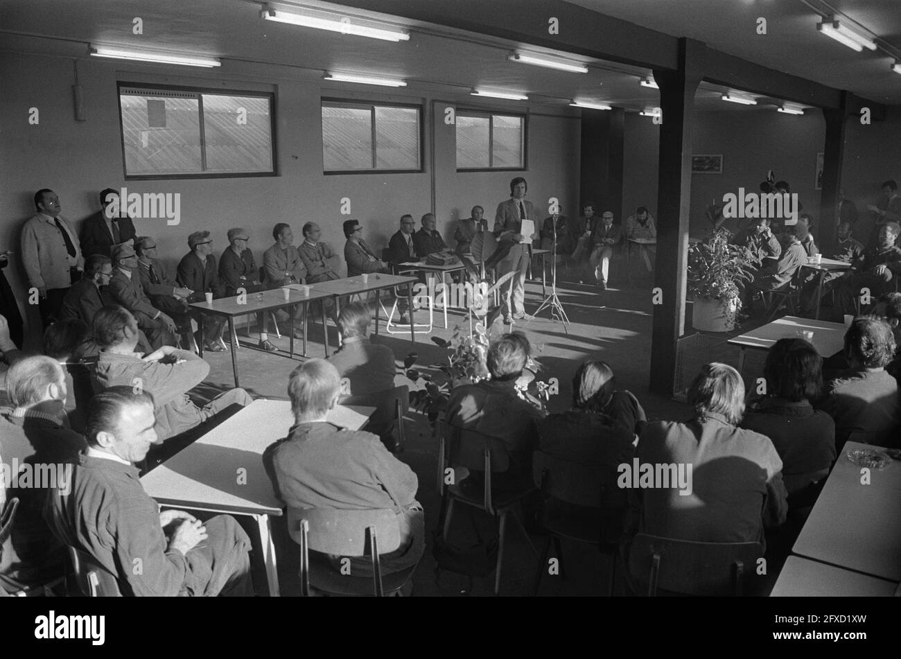 Le personnel de Hewitt Robins (Amsterdam-Noord) se réunit en raison de la fermeture annoncée de l'entreprise, 2 octobre 1973, pays-Bas, agence de presse du XXe siècle photo, nouvelles à retenir, documentaire, photographie historique 1945-1990, histoires visuelles, L'histoire humaine du XXe siècle, immortaliser des moments dans le temps Banque D'Images