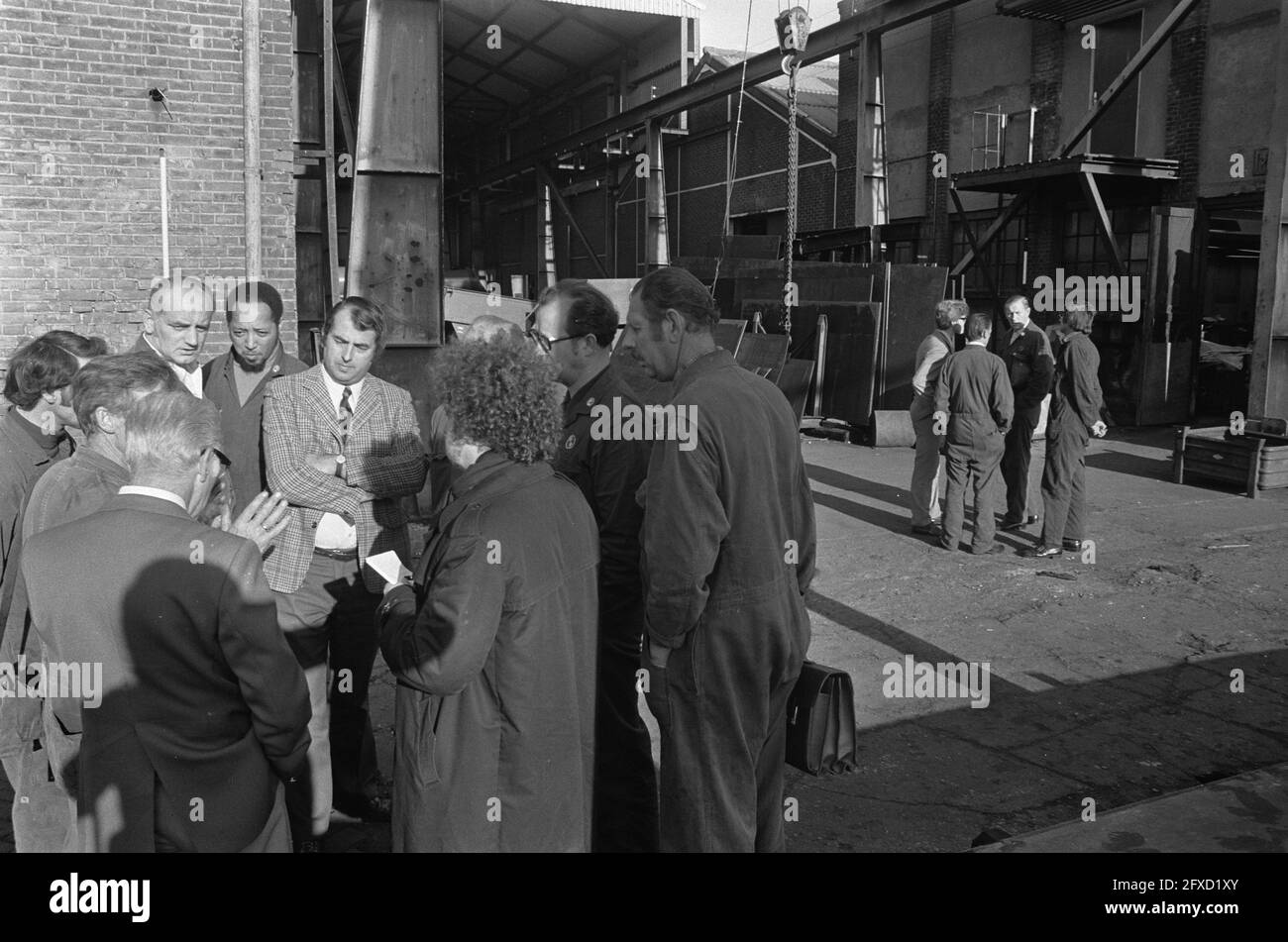 Réunion du personnel de Hewitt Robins (Amsterdam-Nord) concernant la fermeture annoncée de l'entreprise, le personnel discute de la situation à l'entrée de l'entreprise, 2 octobre 1973, pays-Bas, agence de presse du XXe siècle photo, nouvelles à retenir, documentaire, photographie historique 1945-1990, histoires visuelles, L'histoire humaine du XXe siècle, immortaliser des moments dans le temps Banque D'Images