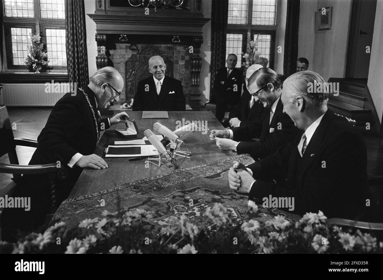 Pieter van Vollenhoven enregistre son second fils, Bernhard Lucas Emmanuel à la mairie de Nimègue, de Graaf, 31 décembre 1969, princes, Mairie, pays-Bas, agence de presse du XXe siècle photo, news to remember, documentaire, photographie historique 1945-1990, histoires visuelles, L'histoire humaine du XXe siècle, immortaliser des moments dans le temps Banque D'Images
