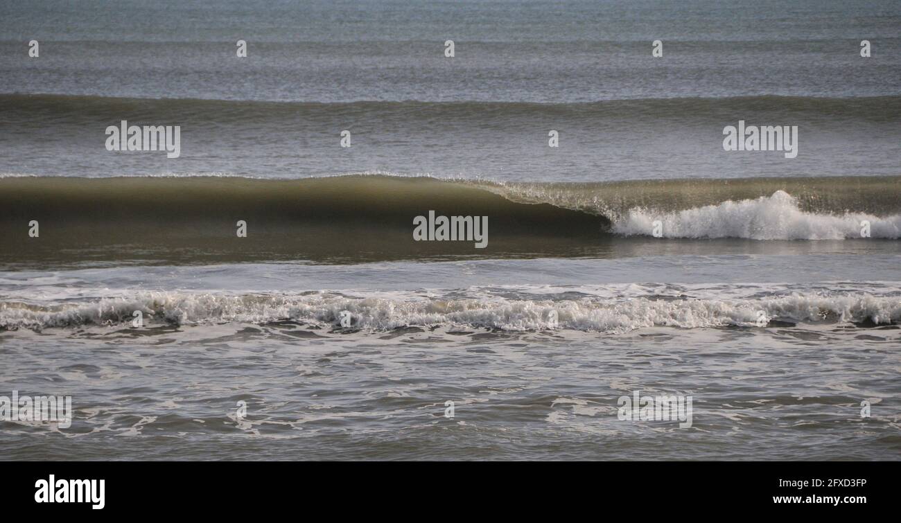 Un ensemble de petites vagues qui arrivent à te Horo Beach, Nouvelle-Zélande Banque D'Images