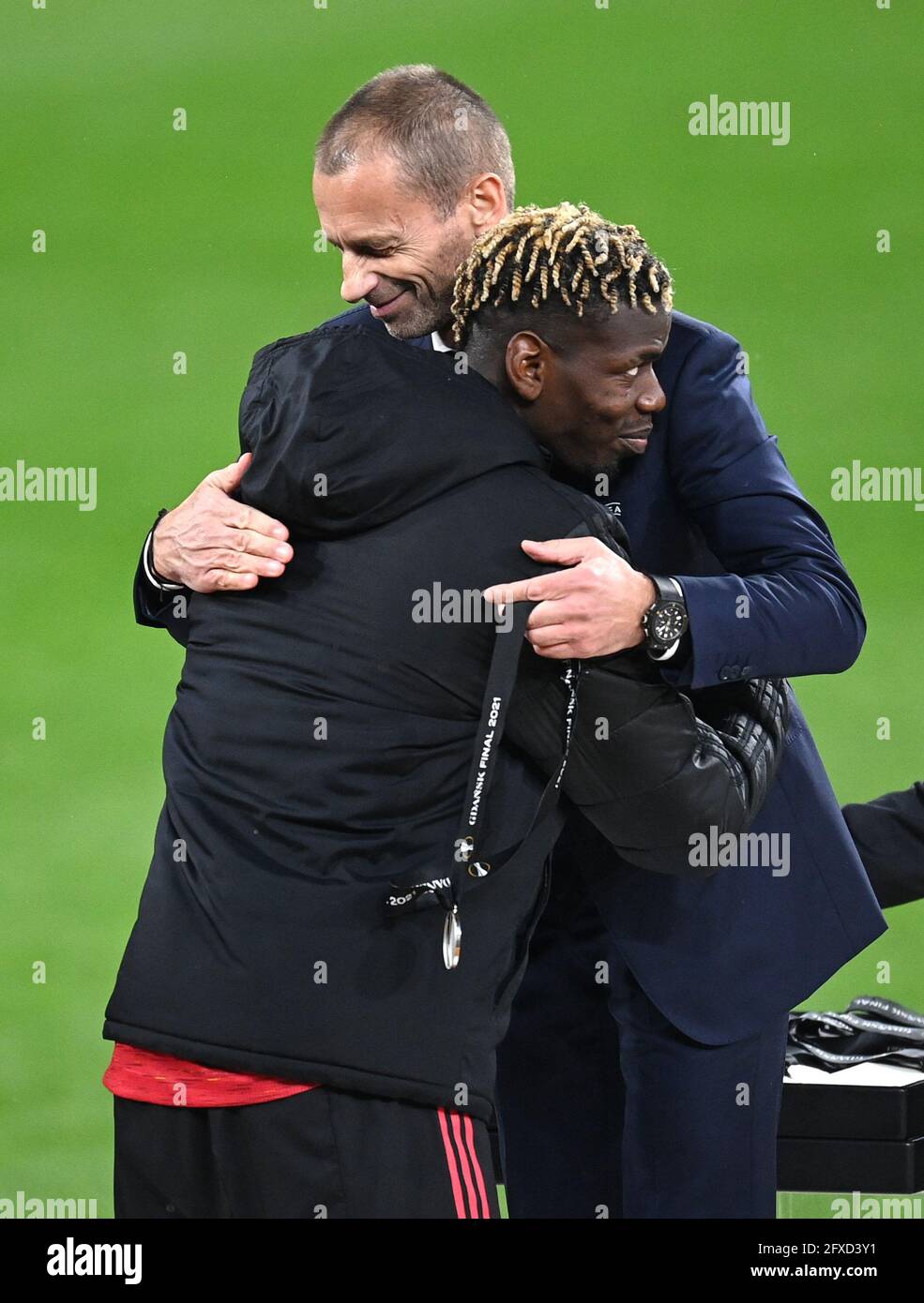 Paul Pogba, de Manchester United, est accueilli par Aleksander Ceferin, président de l'UEFA, après la finale de l'UEFA Europa League, au stade Gdansk, en Pologne. Date de la photo: Mercredi 26 mai 2021. Banque D'Images