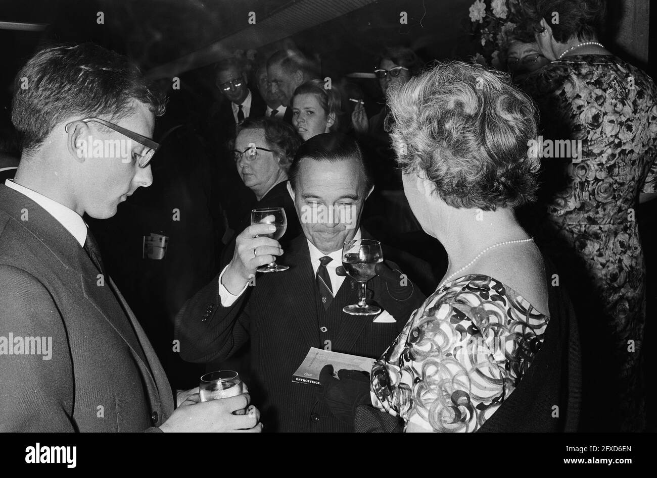 Première du film Wederzijds in City Theatre, Amsterdam M. C. N. M. Prinsen, ambassadeur de Belgique M. P. J. S. de Jong, ministre de la guerre, 11 septembre 1963, PREMIÈRES, Ambassadeurs, ministres, pays-Bas, agence de presse du XXe siècle photo, nouvelles à retenir, documentaire, photographie historique 1945-1990, histoires visuelles, L'histoire humaine du XXe siècle, immortaliser des moments dans le temps Banque D'Images