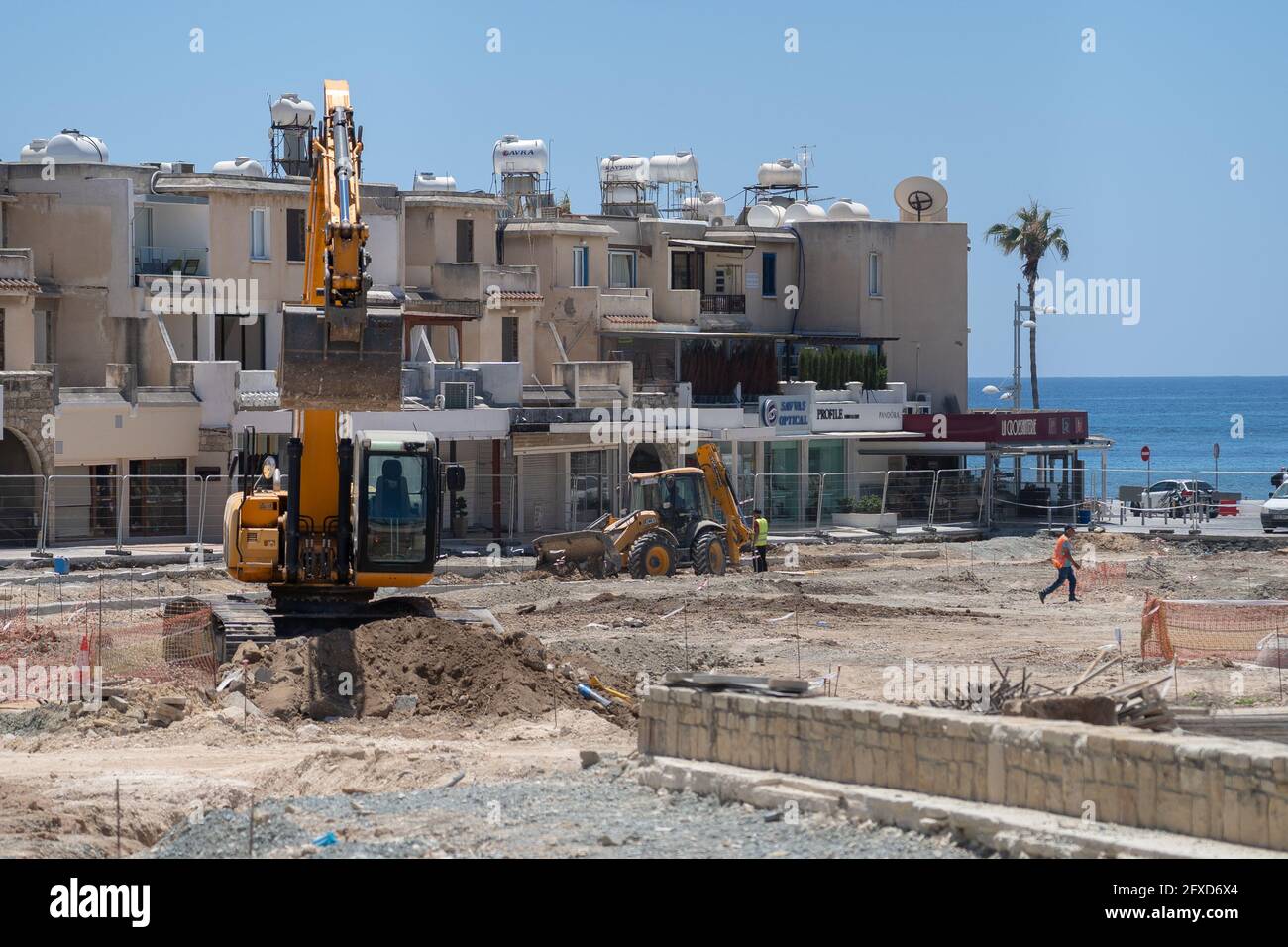 11 mai 2021 Chypre, Paphos. Machines de construction pendant les travaux de réparation routière sur le chantier de construction près du port de Paphos. Travaux de construction de routes Banque D'Images