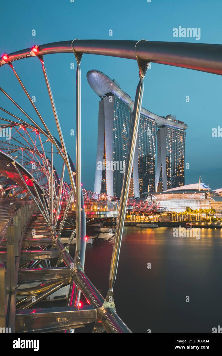 Helix Brige perspective de l'hôtel Marina Sands Bay pendant l'heure bleue à Singapour. Banque D'Images