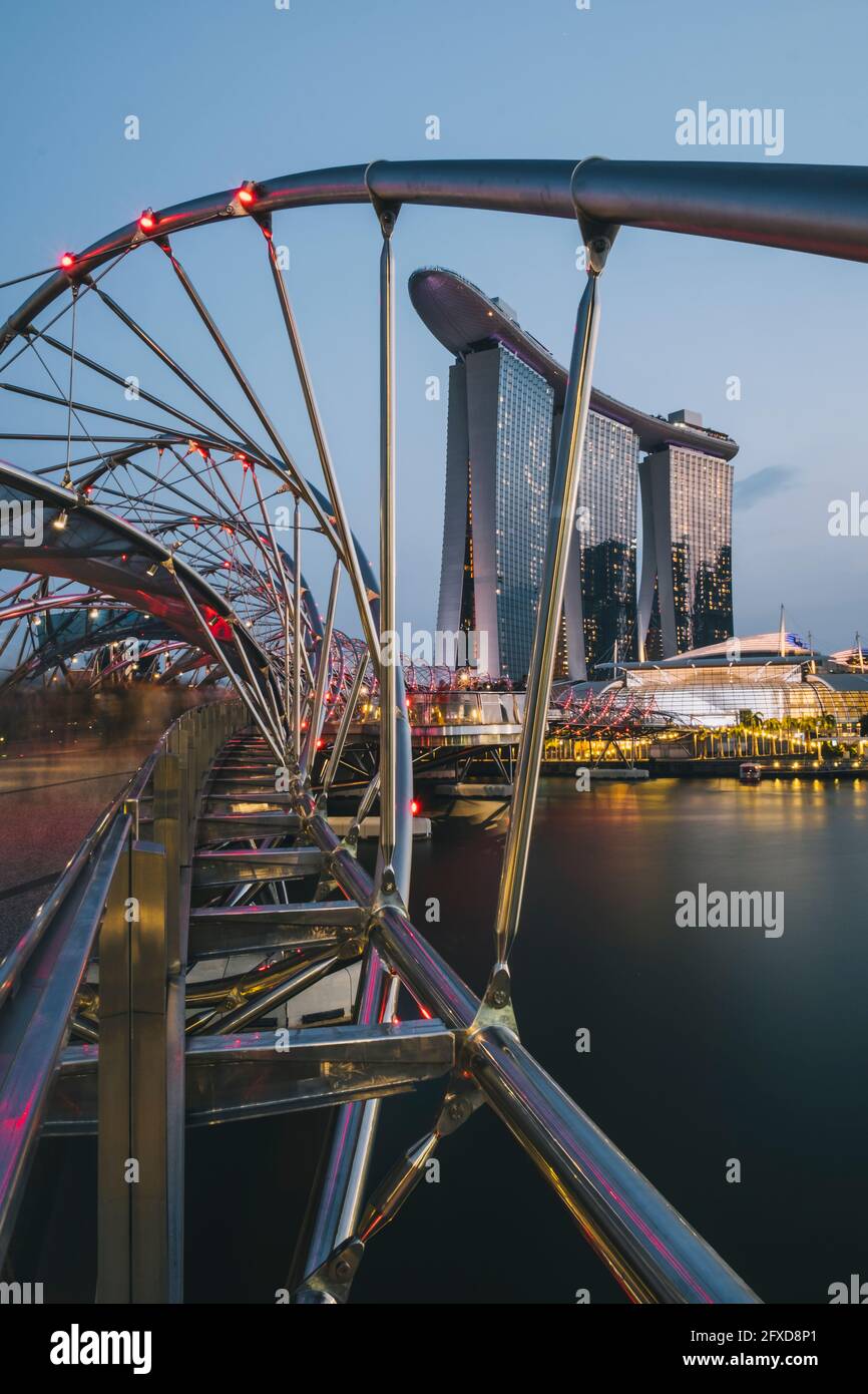 Helix Brige perspective de l'hôtel Marina Sands Bay pendant le coucher du soleil à Singapour. Banque D'Images