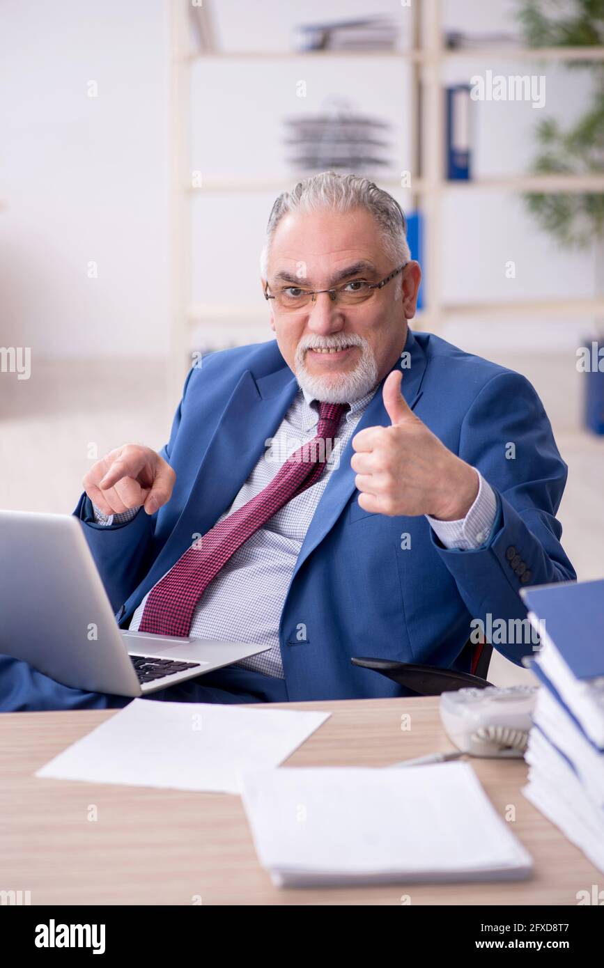 Vieux homme d'affaires employé et trop de travail dans le bureau Photo  Stock - Alamy