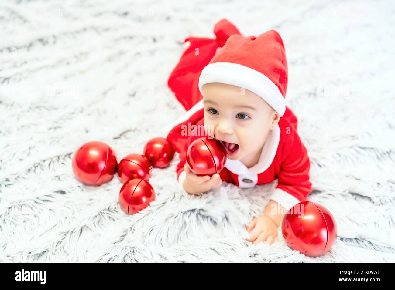 le père noël avec une boule d'arbre de noël Banque D'Images