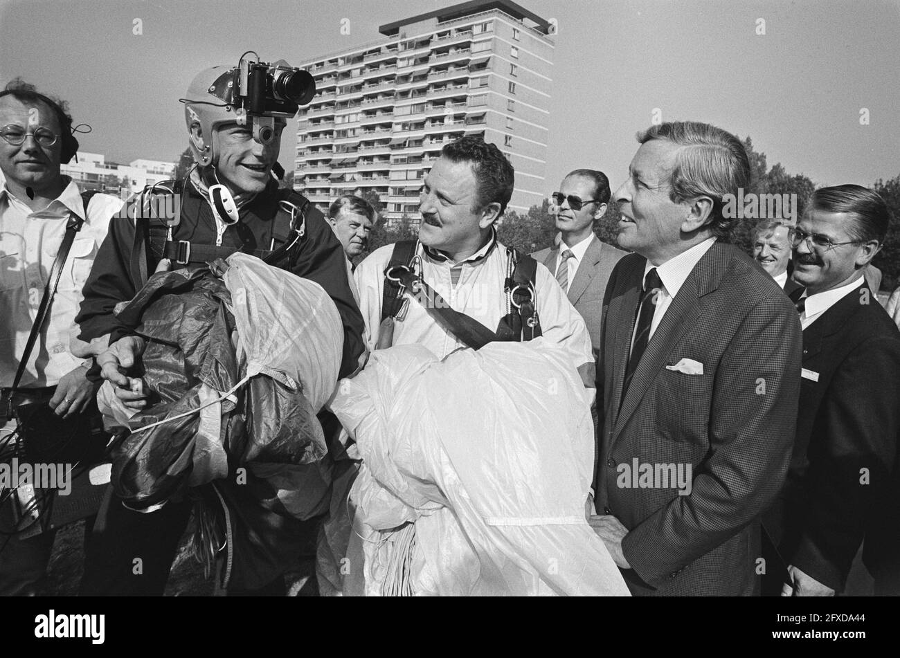 Le Prince Claus ouvre un nouveau siège social Hewlett Packard Amstelveen, 1er octobre 1985, siège social, ouvertures, Parachutistes, pays-Bas, Agence de presse du XXe siècle photo, nouvelles à retenir, documentaire, photographie historique 1945-1990, histoires visuelles, L'histoire humaine du XXe siècle, immortaliser des moments dans le temps Banque D'Images