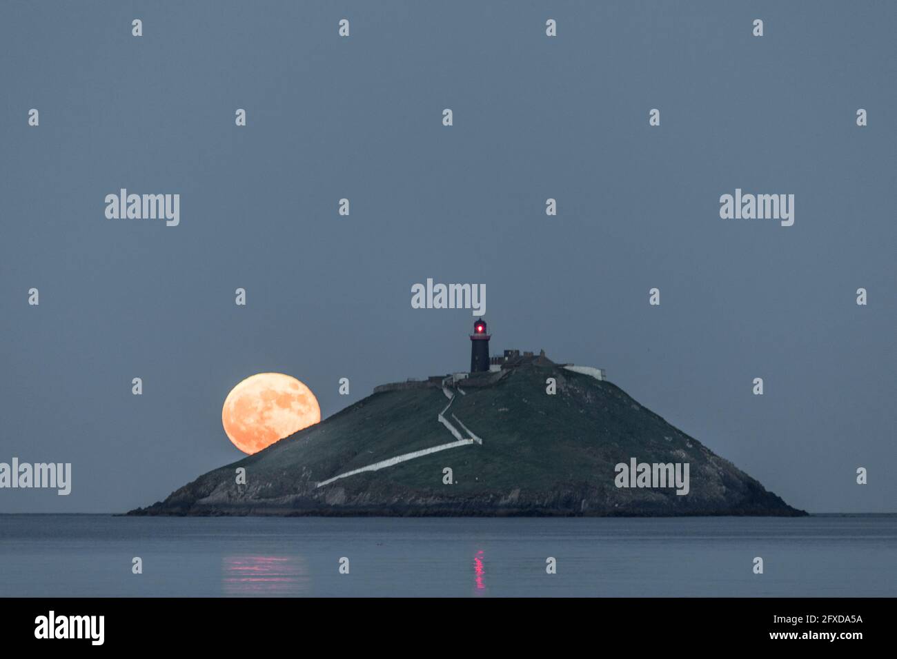 Ballycotton, Cork, Irlande. 26 mai 2021. Une pleine lune de fleurs de sang s'élève derrière le phare à Ballycotton, Co. Cork, Irlande. - crédit; David Creedon / Alamy Live News Banque D'Images