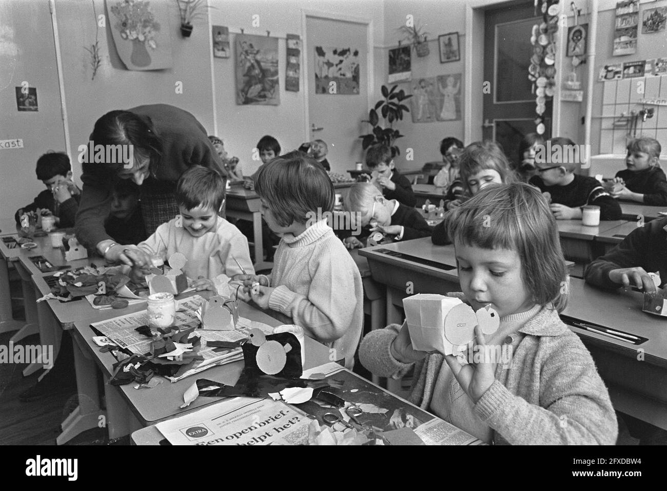 Cours de maternelle de l'école Elisabeth Wolff occupé pour pâques, 22 mars 1967, enfants, salles de classe, Pays-Bas, Agence de presse du XXe siècle photo, nouvelles à retenir, documentaire, photographie historique 1945-1990, histoires visuelles, L'histoire humaine du XXe siècle, immortaliser des moments dans le temps Banque D'Images