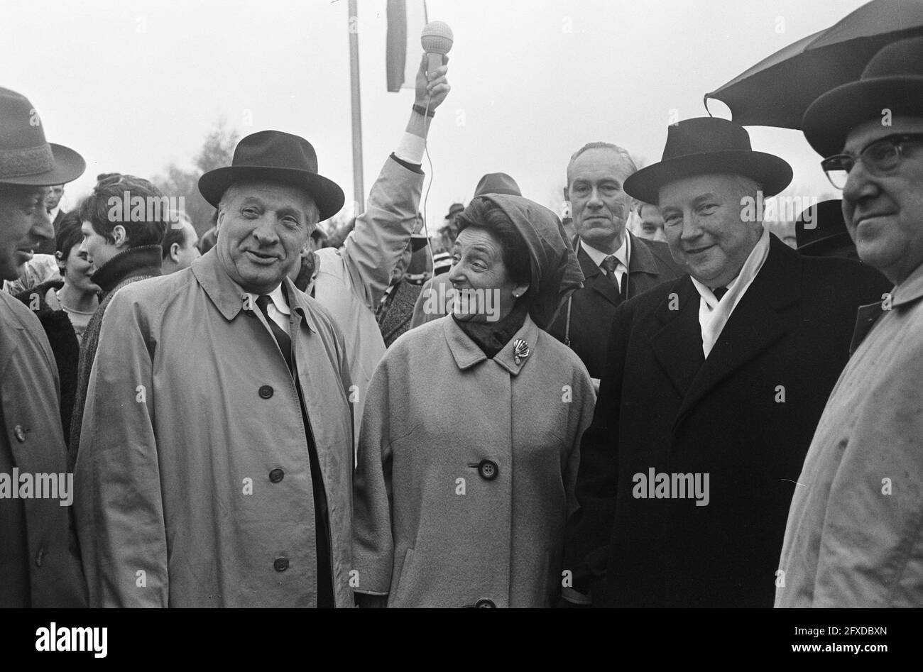 Ouverture de l'autoroute en Allemagne, le ministre fédéral allemand H. C. Seebohm (à droite) en compagnie du maire d'Arnhem M. Matser (à gauche), 27 avril 1965, maires, entretiens, Autoroutes, pays-Bas, Agence de presse du XXe siècle photo, nouvelles à retenir, documentaire, photographie historique 1945-1990, histoires visuelles, L'histoire humaine du XXe siècle, immortaliser des moments dans le temps Banque D'Images