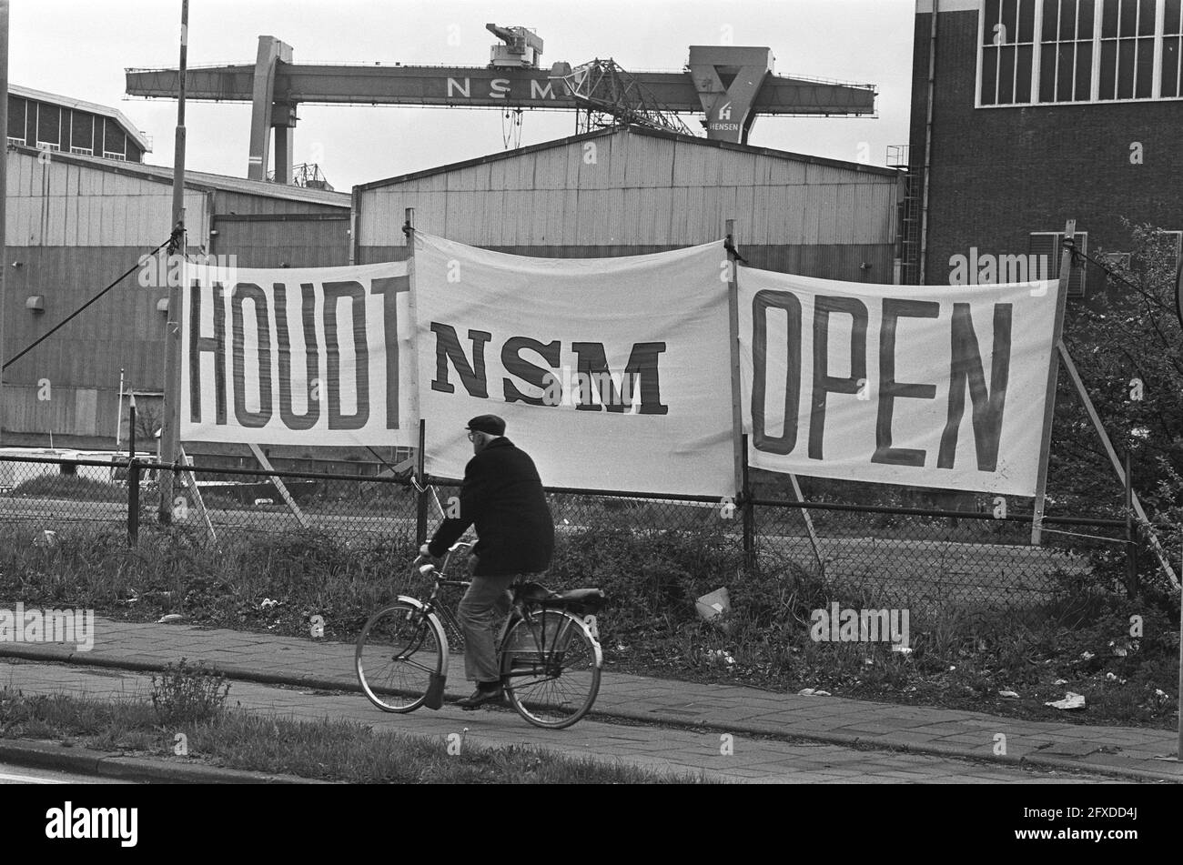 Bannière sur la clôture du chantier naval d'Amsterdam NSM: Garder NSM ouvert, 10 mai 1984, chantiers navals, bannières, pays-Bas, agence de presse du xxe siècle photo, nouvelles à retenir, documentaire, photographie historique 1945-1990, histoires visuelles, L'histoire humaine du XXe siècle, immortaliser des moments dans le temps Banque D'Images