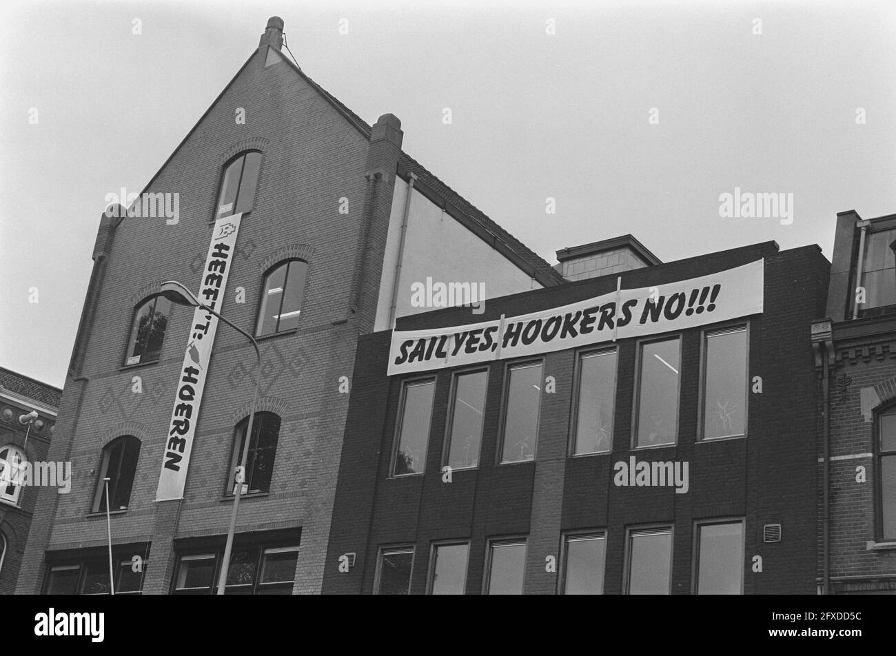 Bannières contre les prostituées sur Ruyterkade; Sail yes, Hookers no, 31 juillet 1985, SPANDERS, Pays-Bas, Agence de presse du XXe siècle photo, nouvelles à retenir, documentaire, photographie historique 1945-1990, histoires visuelles, L'histoire humaine du XXe siècle, immortaliser des moments dans le temps Banque D'Images
