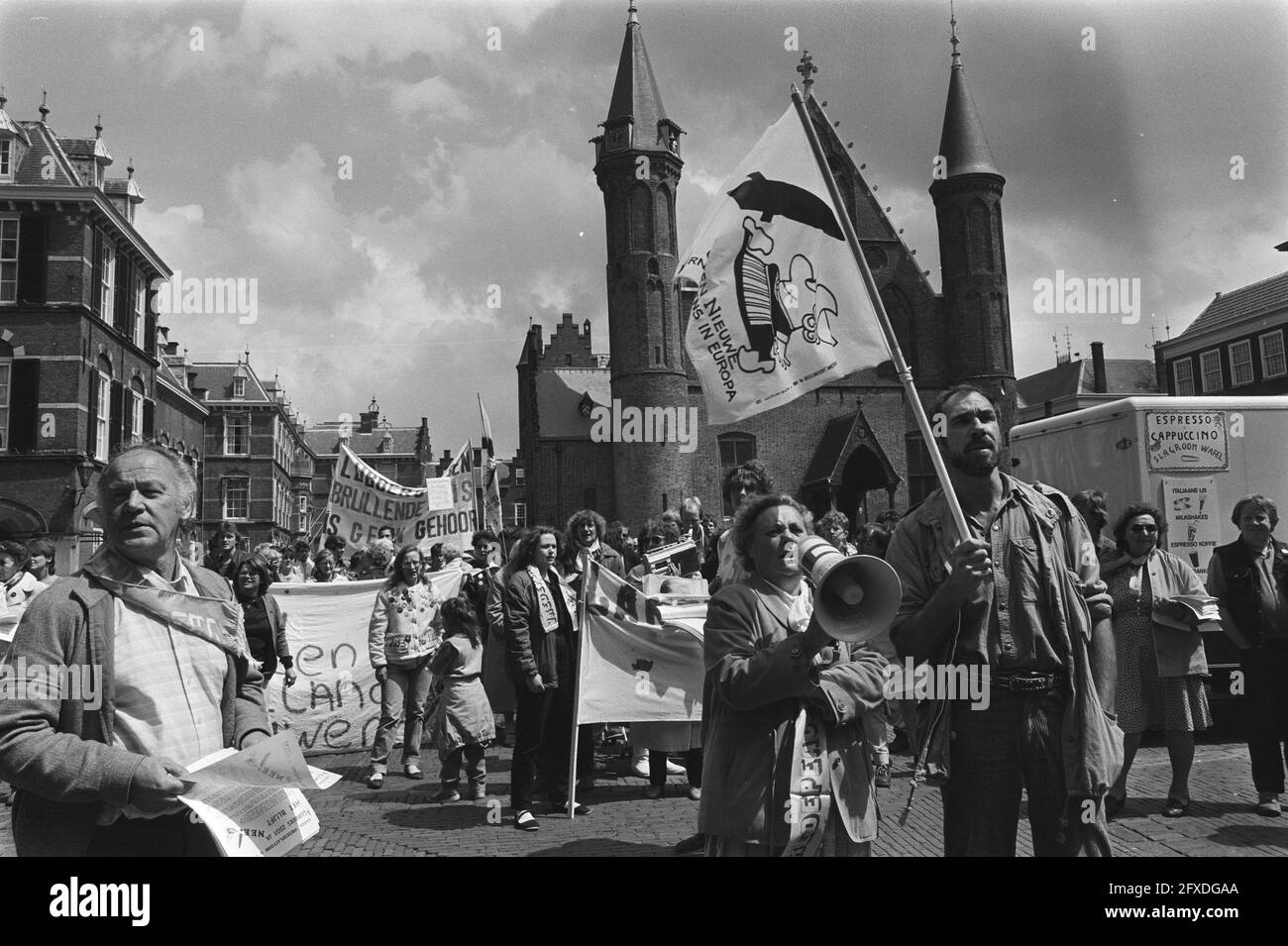 Manifestation spontanée à Binnenhof contre des missiles de croisière placementbesuitl, 2 juin 1984, CRUISRAKETS, démonstrations, Pays-Bas, Agence de presse du XXe siècle photo, nouvelles à retenir, documentaire, photographie historique 1945-1990, histoires visuelles, L'histoire humaine du XXe siècle, immortaliser des moments dans le temps Banque D'Images