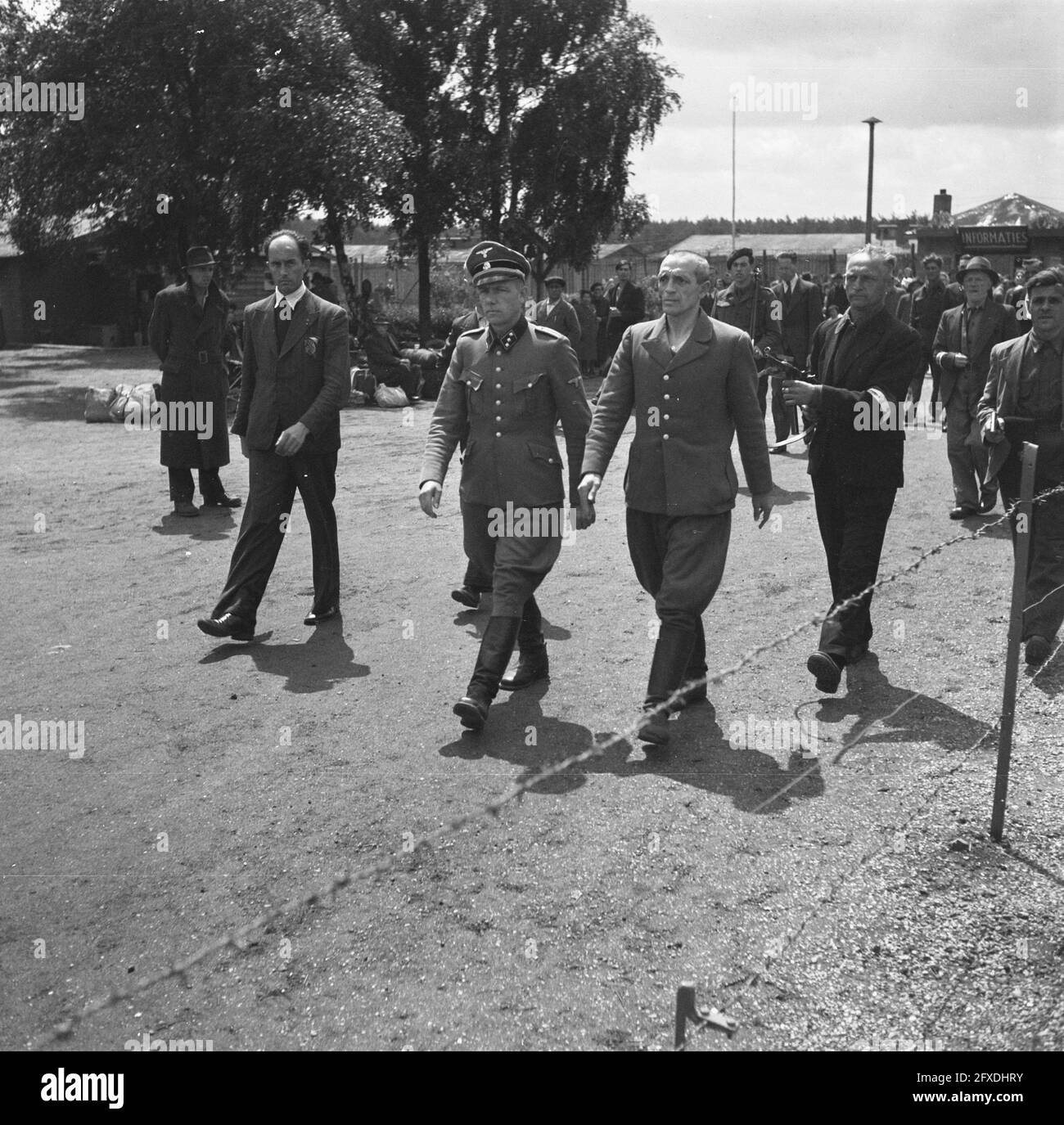 Garde De Camp Ss B J Westerveld A Droite Et Le Commandant De Camp K P Berg Gardes Par Des Hommes Des Forces Armees Internes Sont Conduits Par Le Camp 1945 Prisonniers Camps D Internement