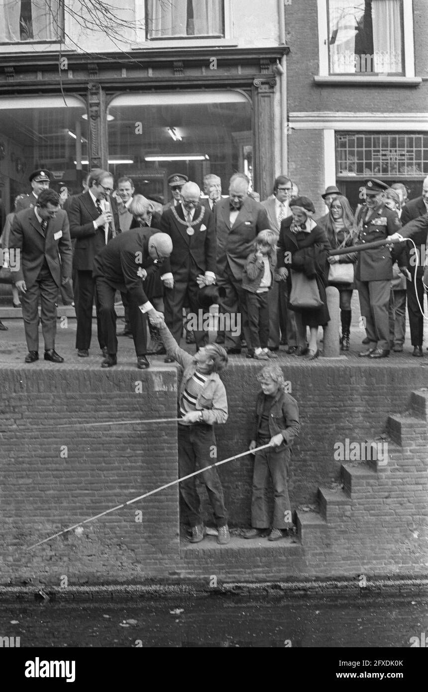 Kekkonen serre la main Banque de photographies et d’images à haute
