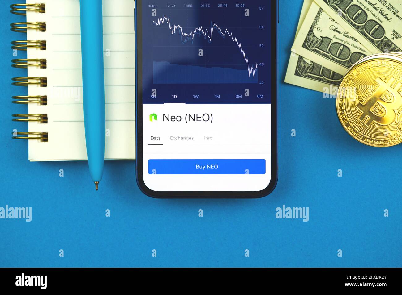 Échangez avec la crypto-monnaie TRX de TRON, la banque en ligne avec votre  téléphone mobile, finance investissement concept espace de travail  arrière-plan Photo Stock - Alamy