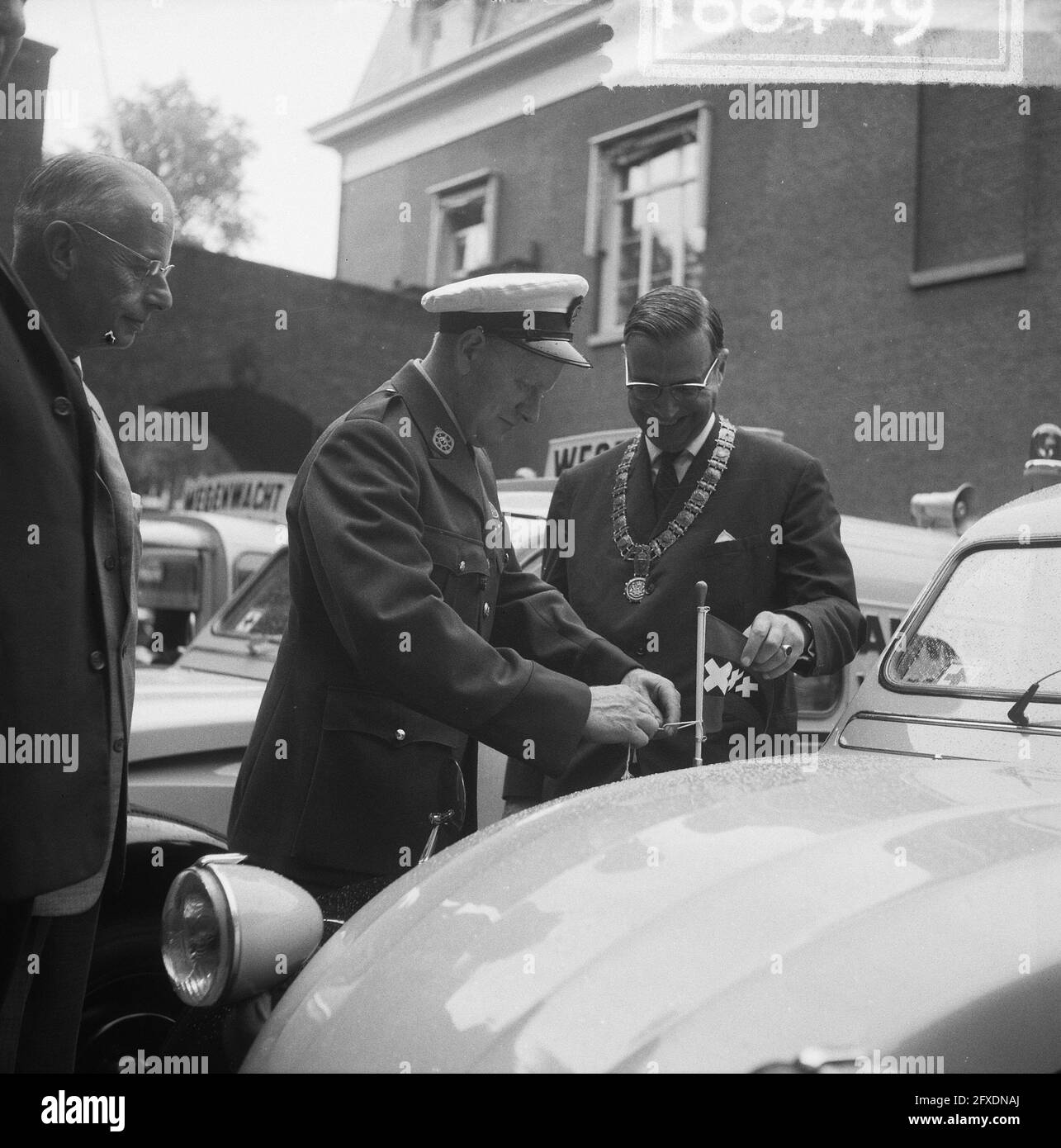 Stads Wegenwacht ANWB Emergency service for Amsterdam, Mayor Van Hall at car Road service, 15 juillet 1964, maires, services d'urgence, Pays-Bas, Agence de presse du XXe siècle photo, nouvelles à retenir, documentaire, photographie historique 1945-1990, histoires visuelles, L'histoire humaine du XXe siècle, immortaliser des moments dans le temps Banque D'Images