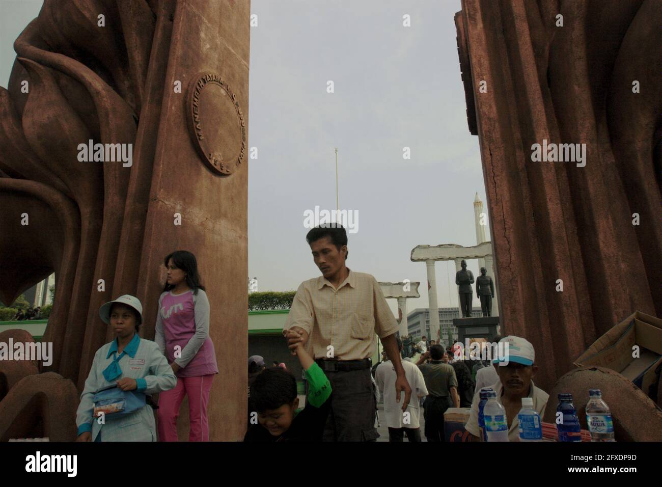 Les personnes qui ont du temps de loisirs près du monument des héros (10 novembre) et de la statue de Soekarno-Hatta à Surabaya, Java-est, Indonésie. Banque D'Images