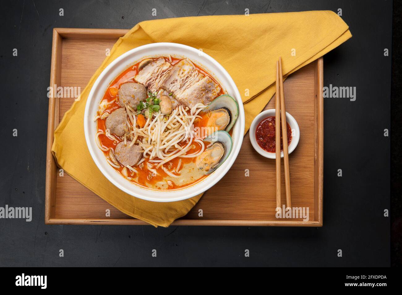 Nouilles, poitrine de porc, tofu et moules dans une soupe asiatique dans un restaurant coréen. Banque D'Images
