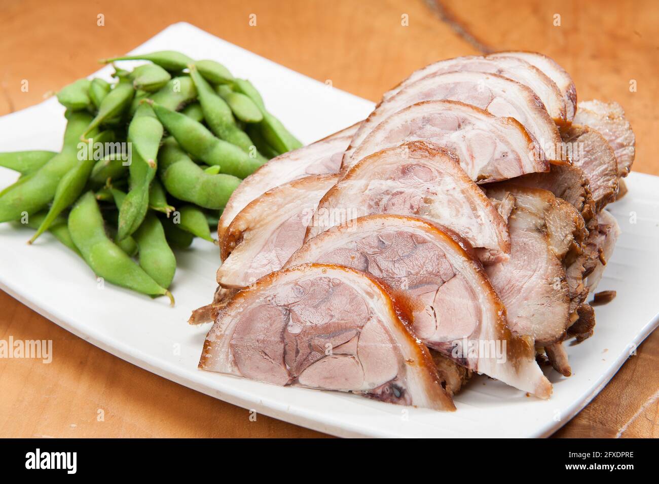 Poitrine de porc et haricots de soja édamame dans un restaurant coréen. Banque D'Images