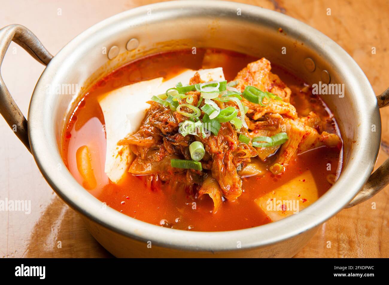 Soupe de tofu et de kimchi dans un restaurant coréen. Banque D'Images