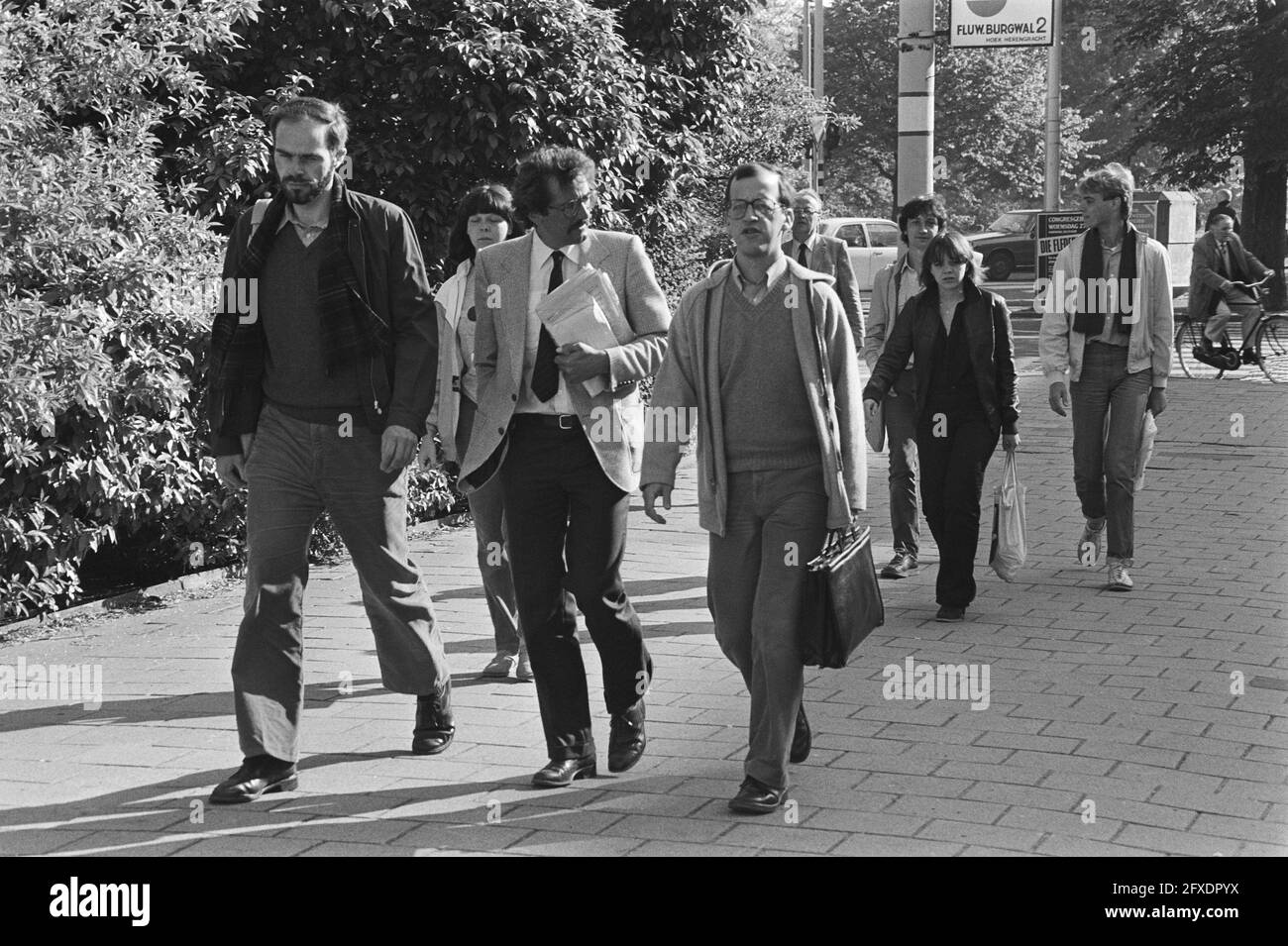 POURSUITE de LA grève DE HTM à la Haye, personnes marchant à travers la Haye et le long du tramway, 18 mai 1981, grèves, pays-Bas, agence de presse du xxe siècle photo, nouvelles à retenir, documentaire, photographie historique 1945-1990, histoires visuelles, L'histoire humaine du XXe siècle, immortaliser des moments dans le temps Banque D'Images