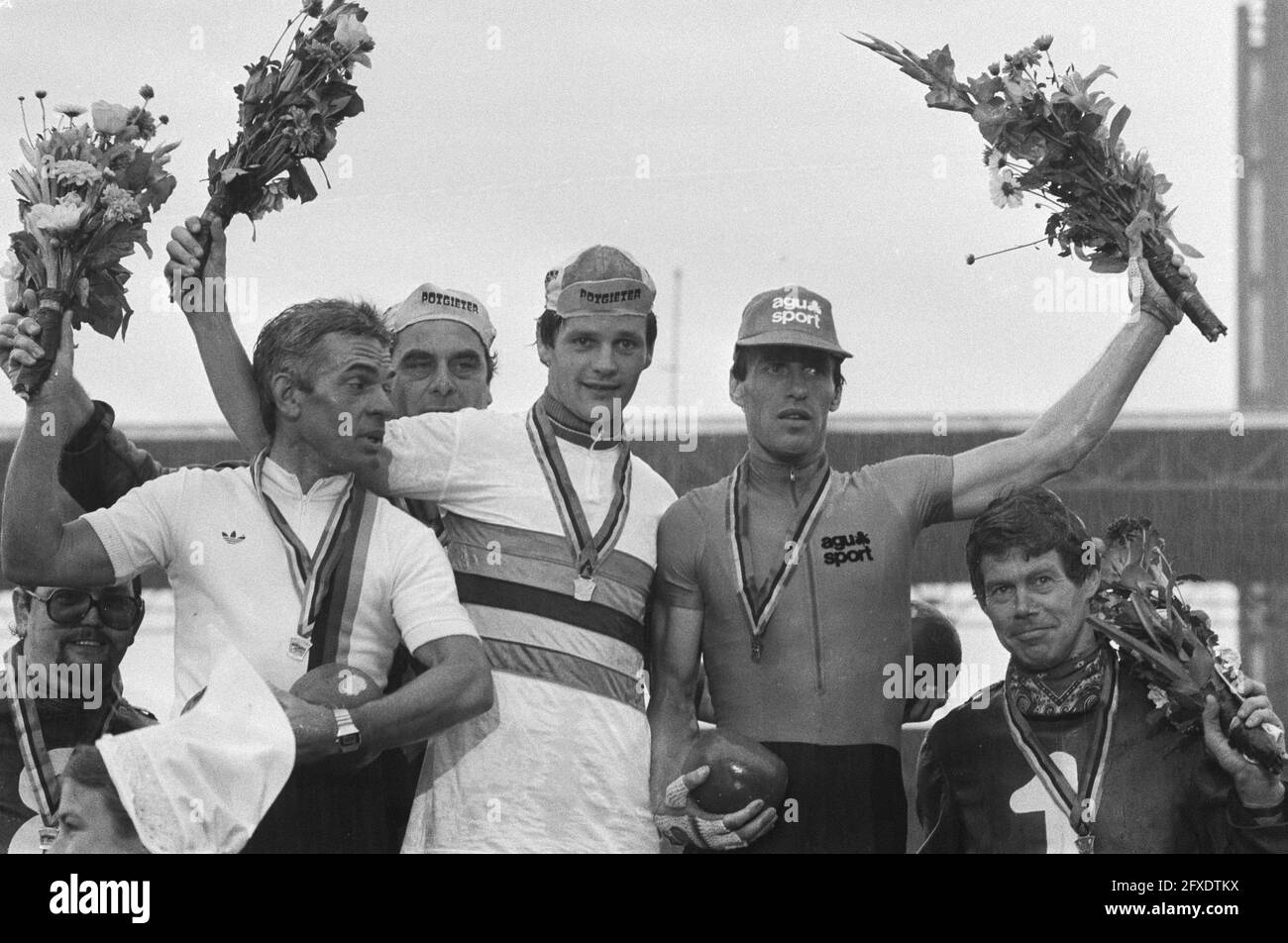 Rester pour les pros ; pendant l'hommage de gauche à droite Wilfried Peffgen (2e), moitié visible Noppie Koch, Martin Venix (1er), Cees Stam (3e) et le paper Bruno Walraven, 2 septembre 1979, hommage, sports, Course cycliste, pays-Bas, Agence de presse du XXe siècle photo, news to remember, documentaire, photographie historique 1945-1990, histoires visuelles, L'histoire humaine du XXe siècle, immortaliser des moments dans le temps Banque D'Images