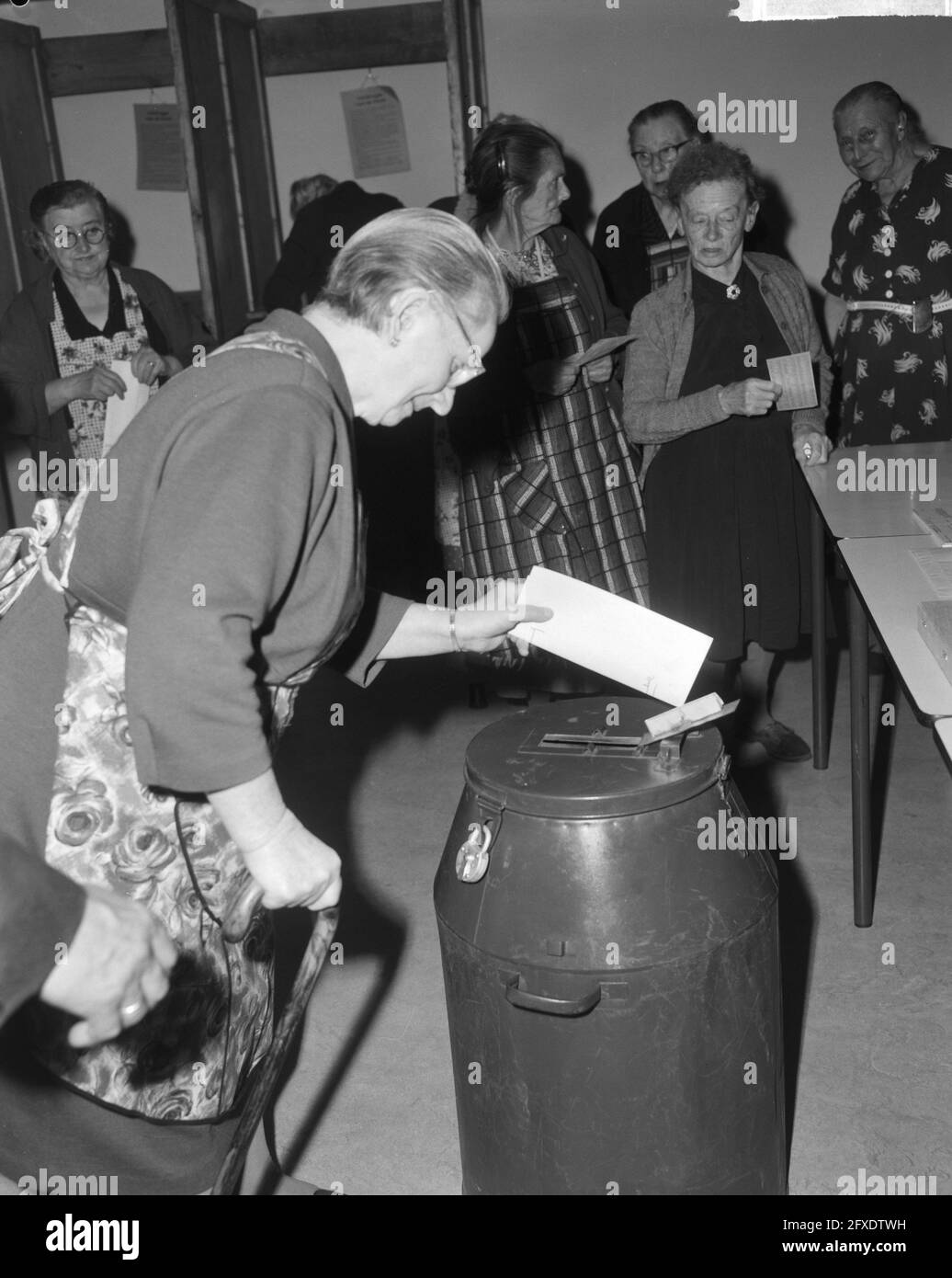 Vote. Les personnes âgées de la maison de retraite municipale de Roeterstraat ont voté, le 15 mai 1963, VOTE, maisons de retraite, Pays-Bas, Agence de presse du XXe siècle photo, nouvelles à retenir, documentaire, photographie historique 1945-1990, histoires visuelles, L'histoire humaine du XXe siècle, immortaliser des moments dans le temps Banque D'Images