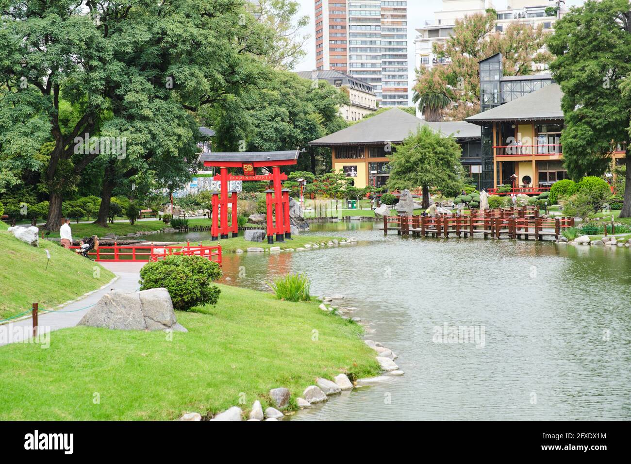 Buenos Aires, Argentine; 17 mars 2021: Jardin japonais, un endroit touristique calme situé dans la région connue sous le nom de Boques de Palerme, avec un lac, des ponts Banque D'Images