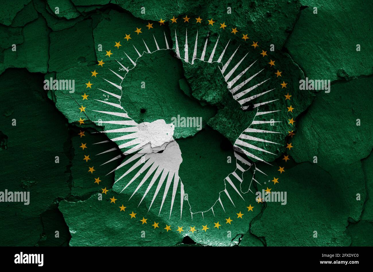 Drapeau de l'Union africaine peint sur un mur fissuré Banque D'Images