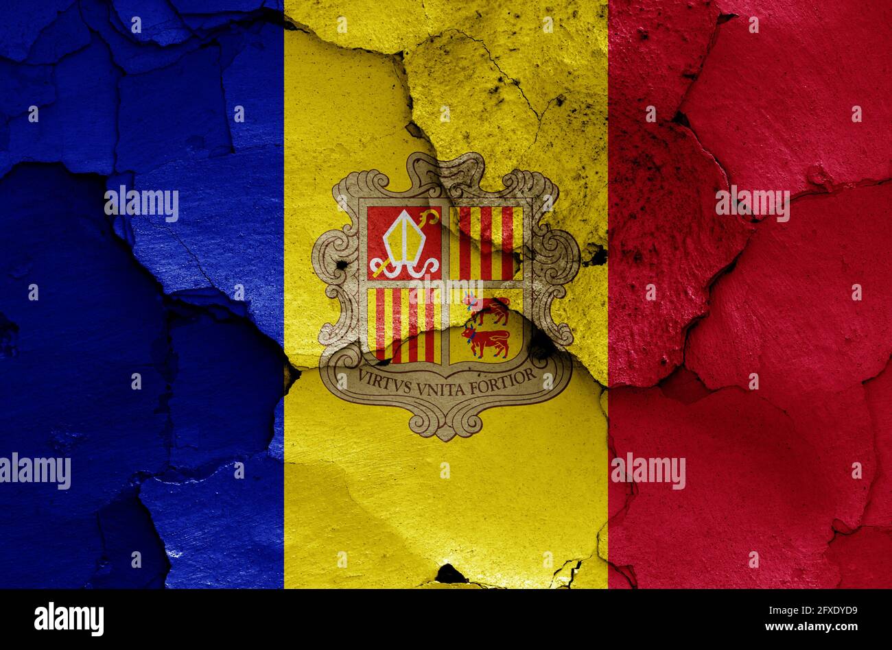 Drapeau d'Andorre peint sur un mur fissuré Banque D'Images