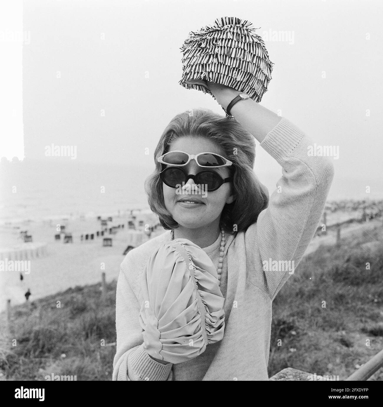 Beach Fashion 1964, bonnet de bain de l'année 1900, 20 mai 1964, Beach Fashion, pays-Bas, agence de presse du xxe siècle photo, nouvelles à retenir, documentaire, photographie historique 1945-1990, histoires visuelles, L'histoire humaine du XXe siècle, immortaliser des moments dans le temps Banque D'Images