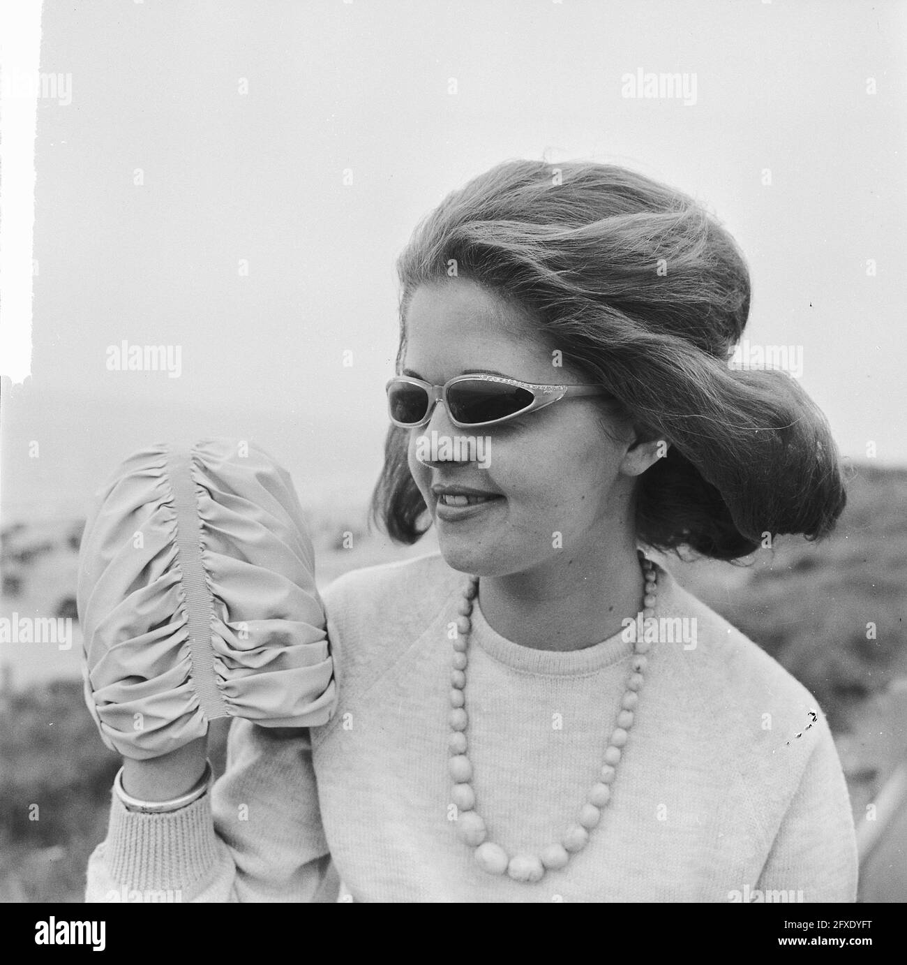 Beach Fashion 1964, bonnet de bain de l'année 1900, 20 mai 1964, Beach Fashion, pays-Bas, agence de presse du xxe siècle photo, nouvelles à retenir, documentaire, photographie historique 1945-1990, histoires visuelles, L'histoire humaine du XXe siècle, immortaliser des moments dans le temps Banque D'Images