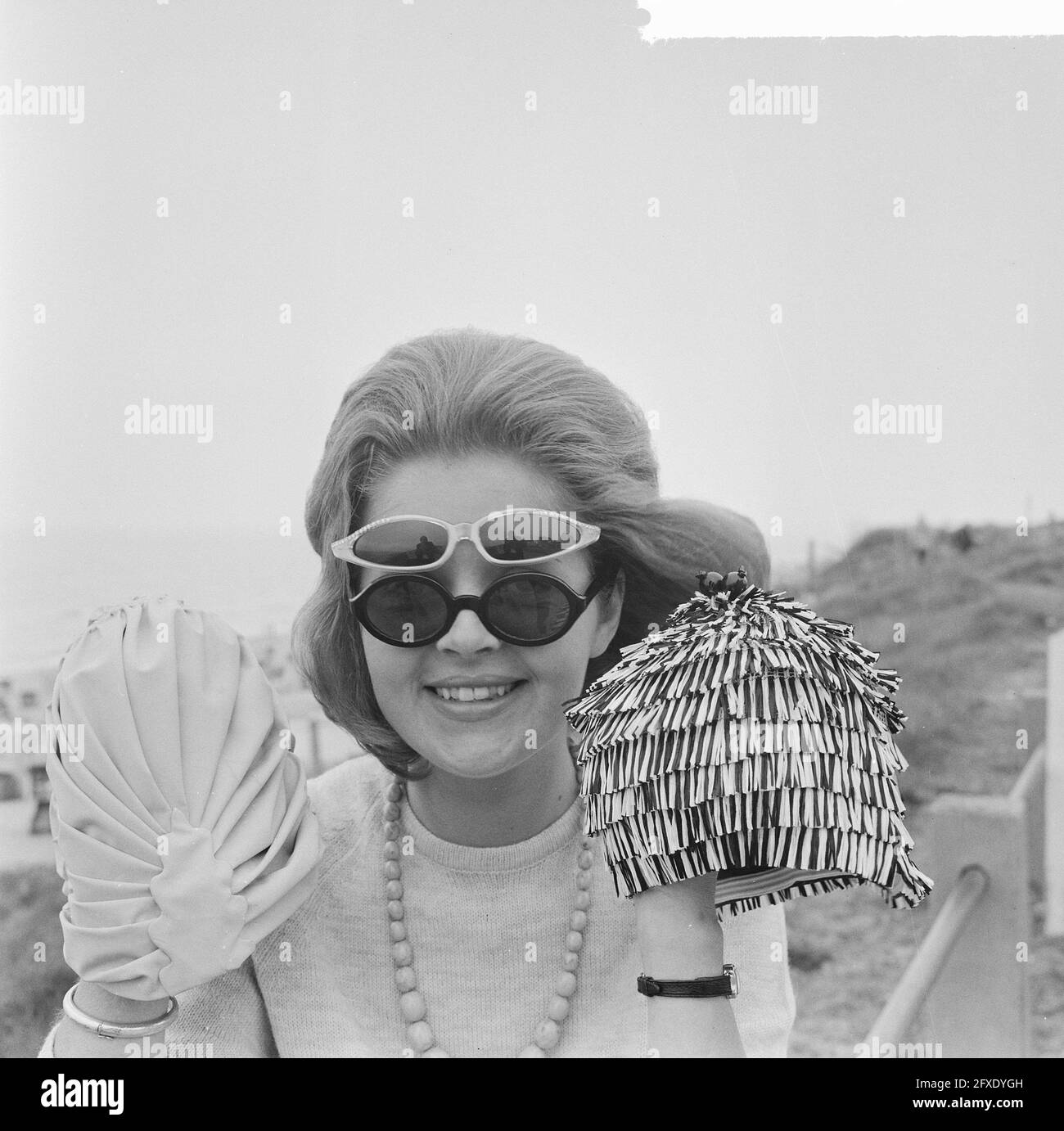 Beach Fashion 1964, bonnet de bain de l'année 1900, 20 mai 1964, Beach Fashion, pays-Bas, agence de presse du xxe siècle photo, nouvelles à retenir, documentaire, photographie historique 1945-1990, histoires visuelles, L'histoire humaine du XXe siècle, immortaliser des moments dans le temps Banque D'Images