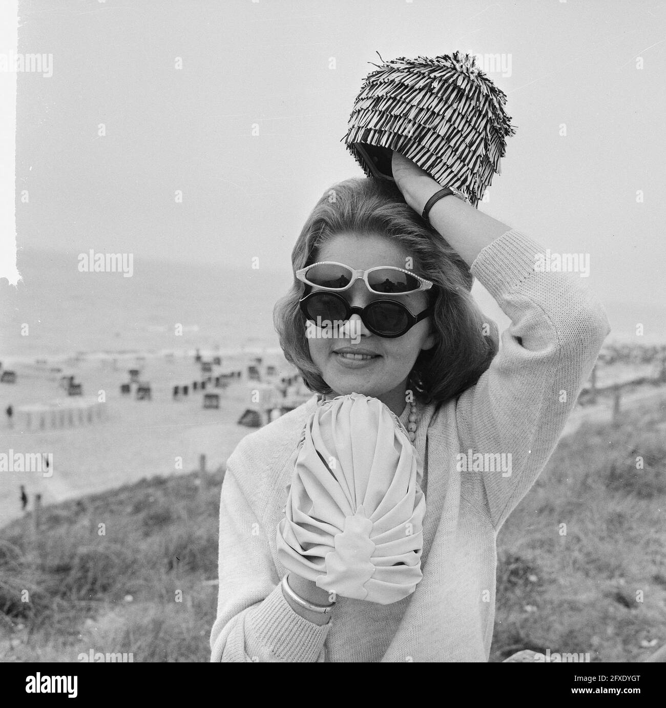 Vêtements de plage 1964, bonnet de bain de l'an 1900, 20 mai 1964, vêtements de plage, pays-Bas, agence de presse du xxe siècle photo, nouvelles à retenir, documentaire, photographie historique 1945-1990, histoires visuelles, L'histoire humaine du XXe siècle, immortaliser des moments dans le temps Banque D'Images