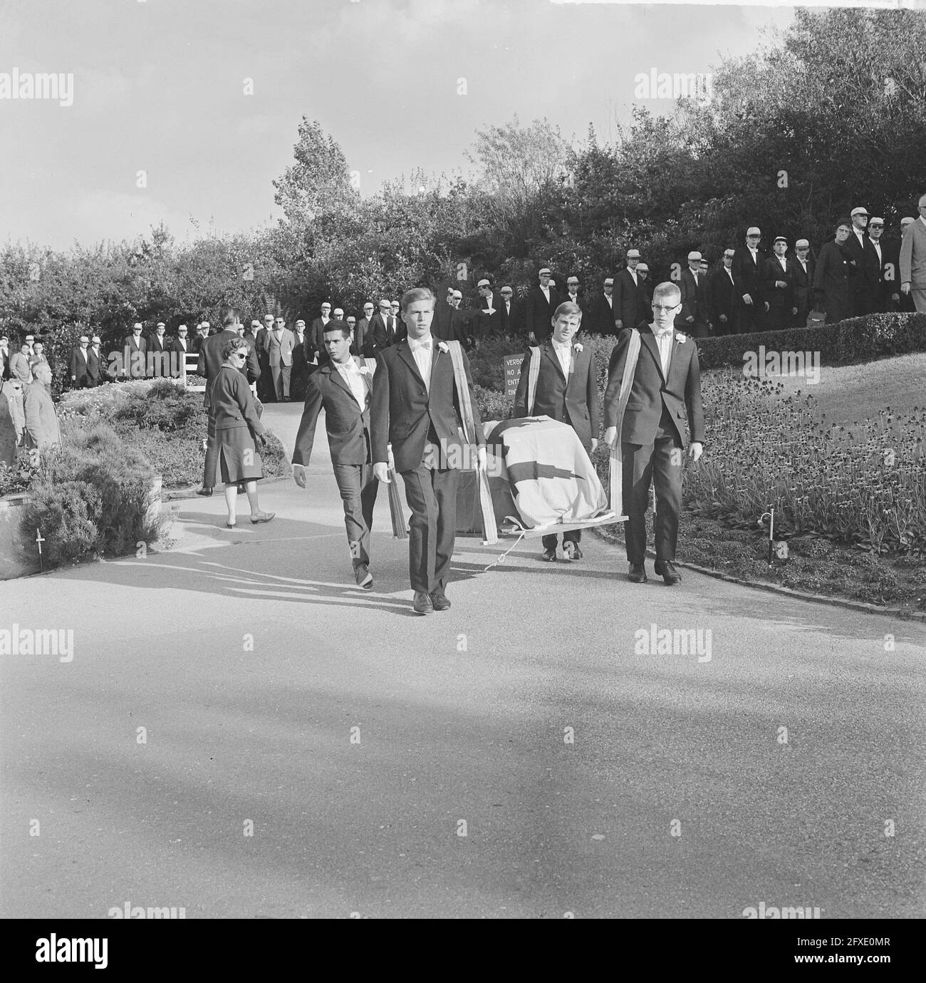 Société étudiante à Madurodam, Mme m.. J. E. Glastra van Loon place le drapeau sur le nouveau bâtiment, 22 septembre 1964, bâtiments, sociétés étudiantes, Pays-Bas, Agence de presse du XXe siècle photo, nouvelles à retenir, documentaire, photographie historique 1945-1990, histoires visuelles, L'histoire humaine du XXe siècle, immortaliser des moments dans le temps Banque D'Images