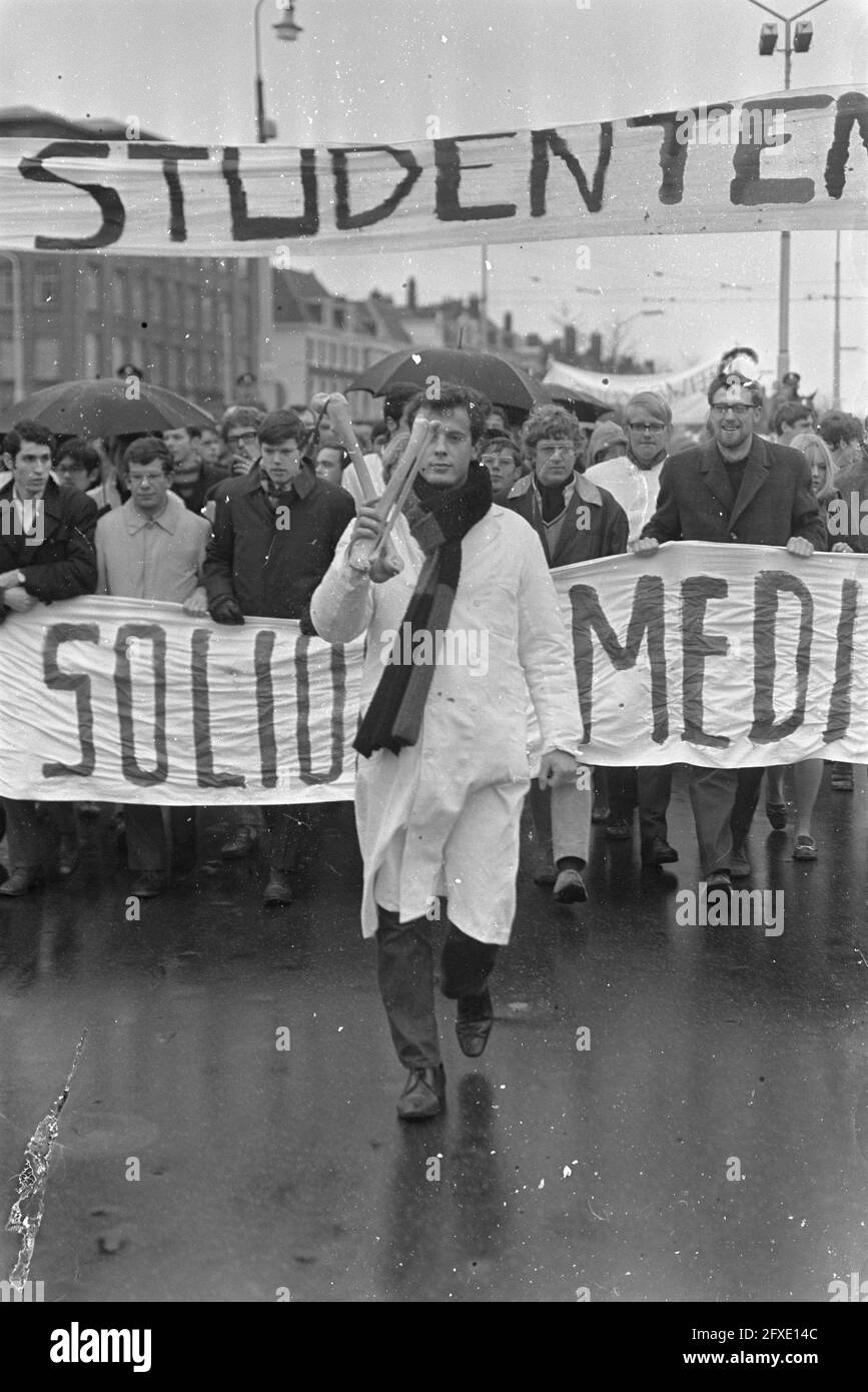 Les élèves manifestent contre Numerus fixus sur le chemin de la Chambre basse, avec un manteau blanc et des os, 6 novembre 1968, ÉTUDIANTS, démonstrations, Pays-Bas, Agence de presse du XXe siècle photo, nouvelles à retenir, documentaire, photographie historique 1945-1990, histoires visuelles, L'histoire humaine du XXe siècle, immortaliser des moments dans le temps Banque D'Images